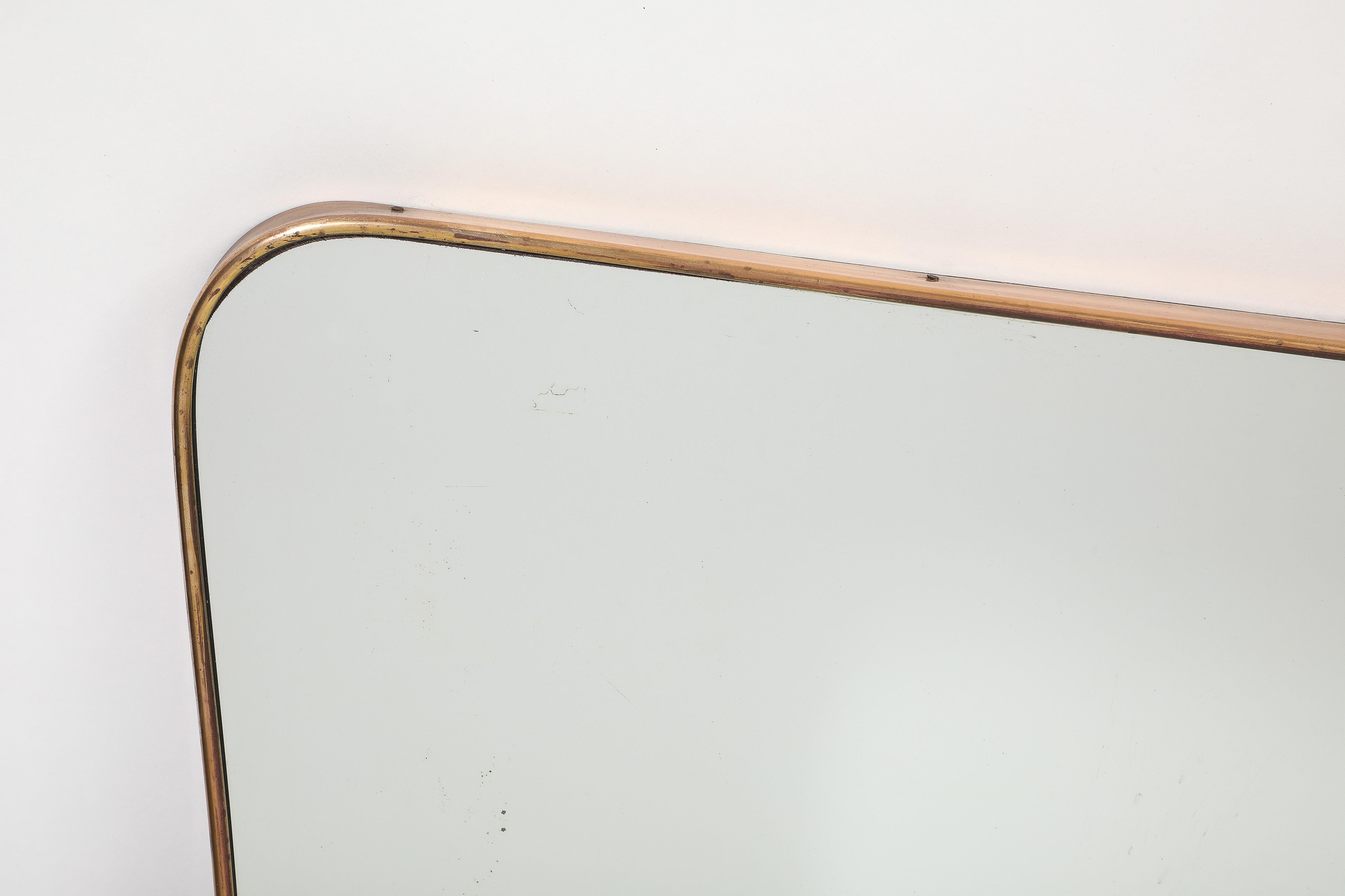 Espejo modernista italiano de mediados de siglo con sobremantel horizontal y volutas de latón, años 50 en Bueno estado para la venta en New York, NY