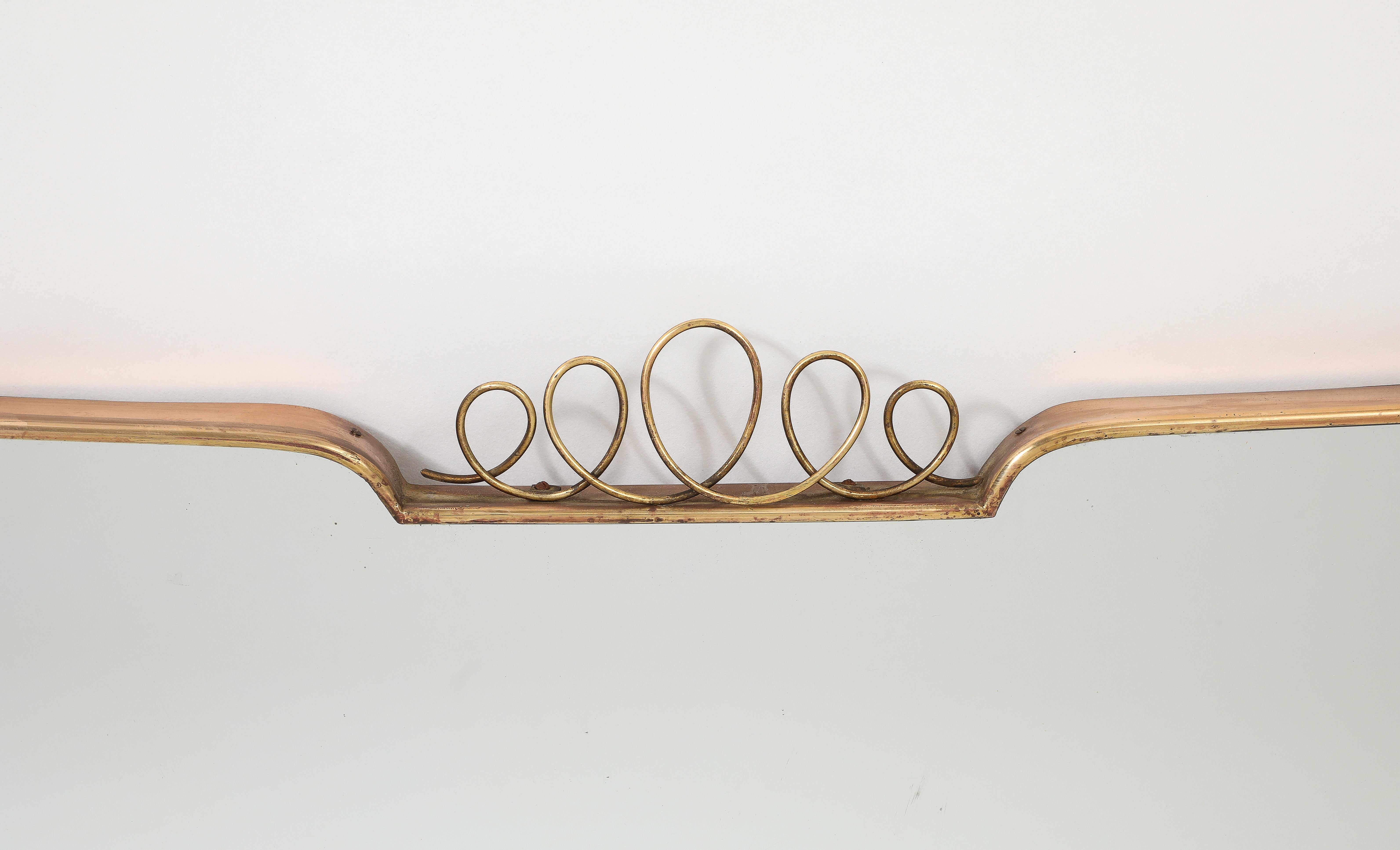 Espejo modernista italiano de mediados de siglo con sobremantel horizontal y volutas de latón, años 50 Madera en venta