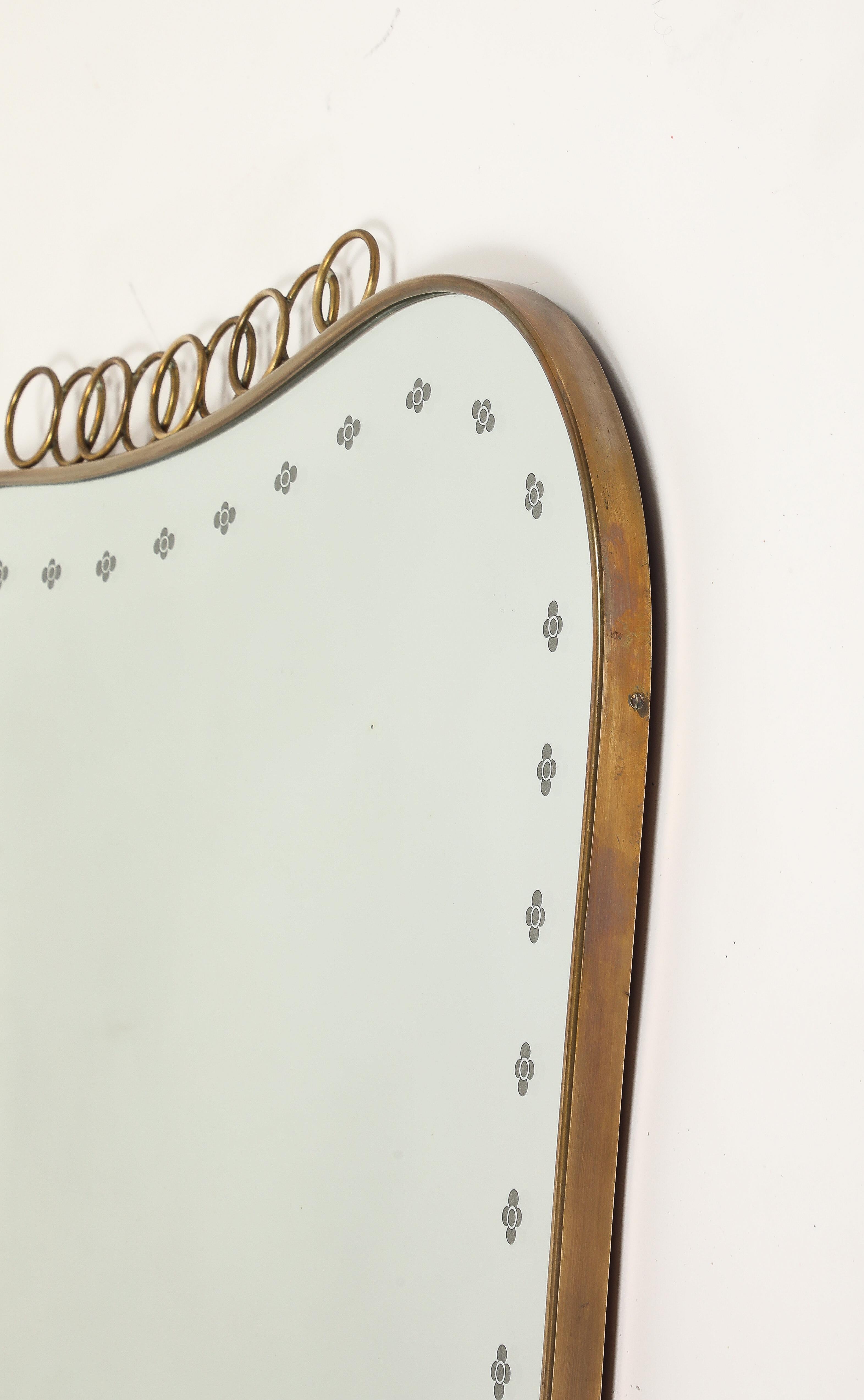 Grande specchio in ottone modernista di metà secolo con decorazioni a volute, anni '50 in vendita 4