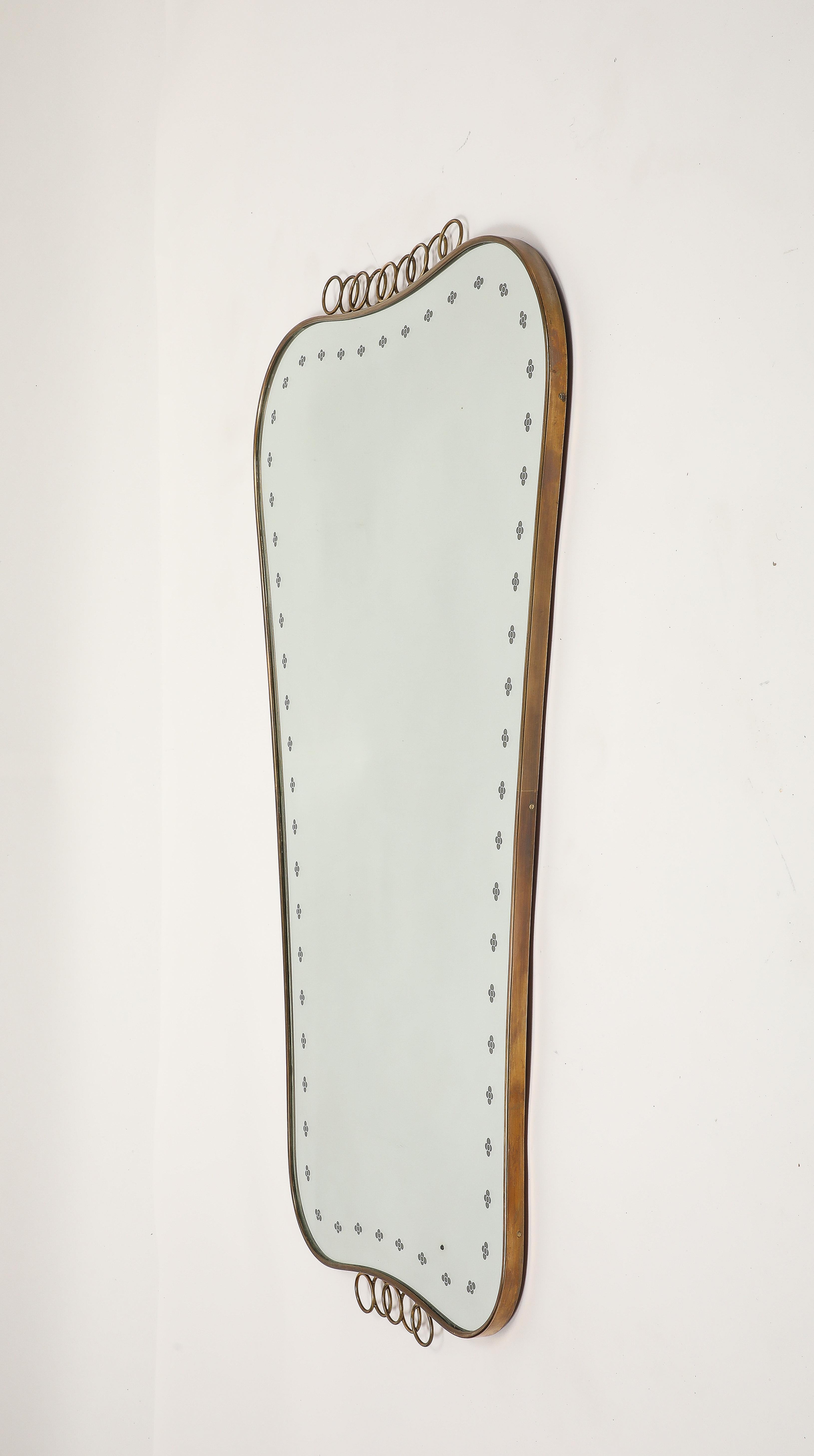 Mid-Century moderno Grande specchio in ottone modernista di metà secolo con decorazioni a volute, anni '50 in vendita
