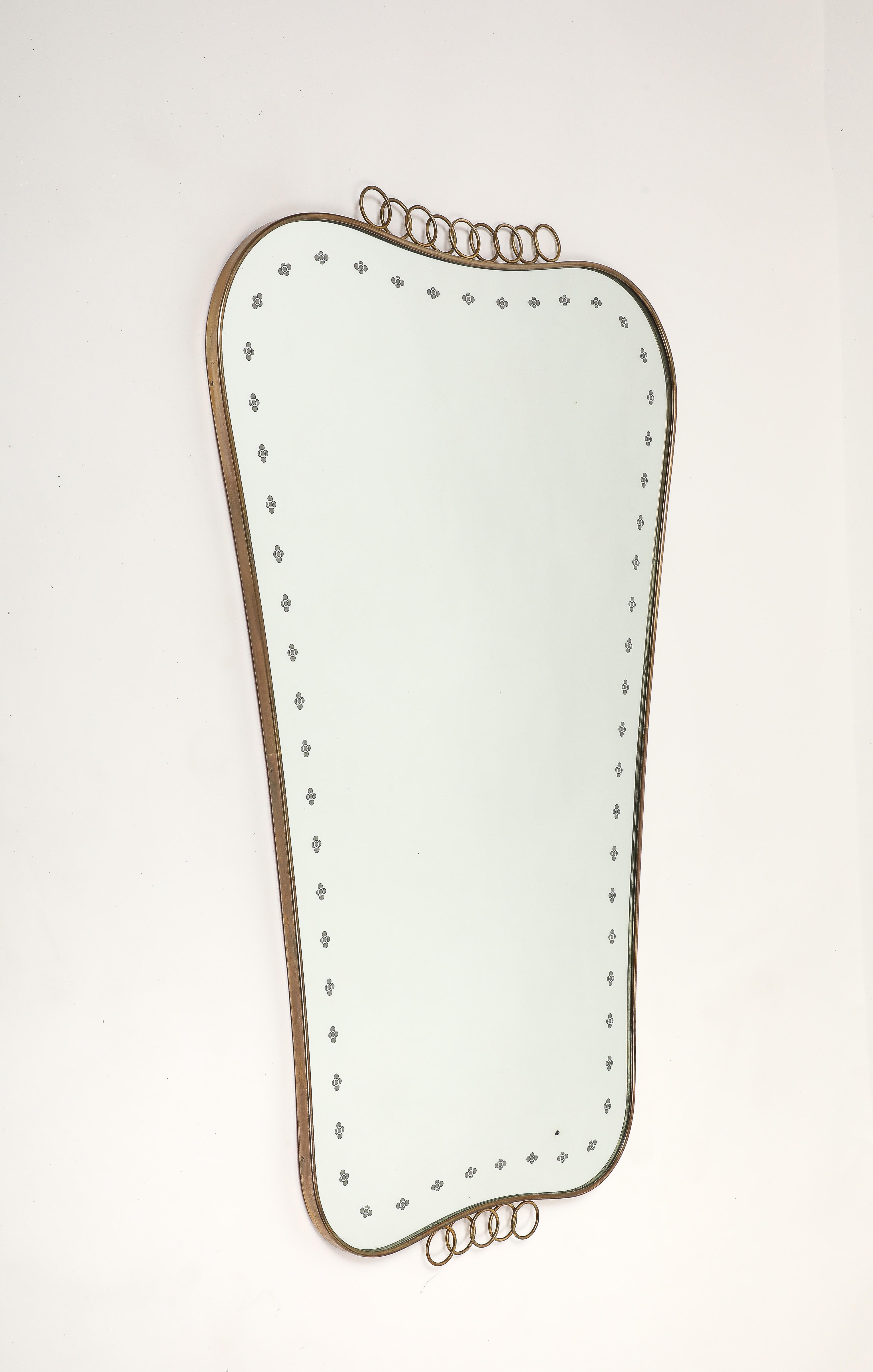Italiano Grande specchio in ottone modernista di metà secolo con decorazioni a volute, anni '50 in vendita