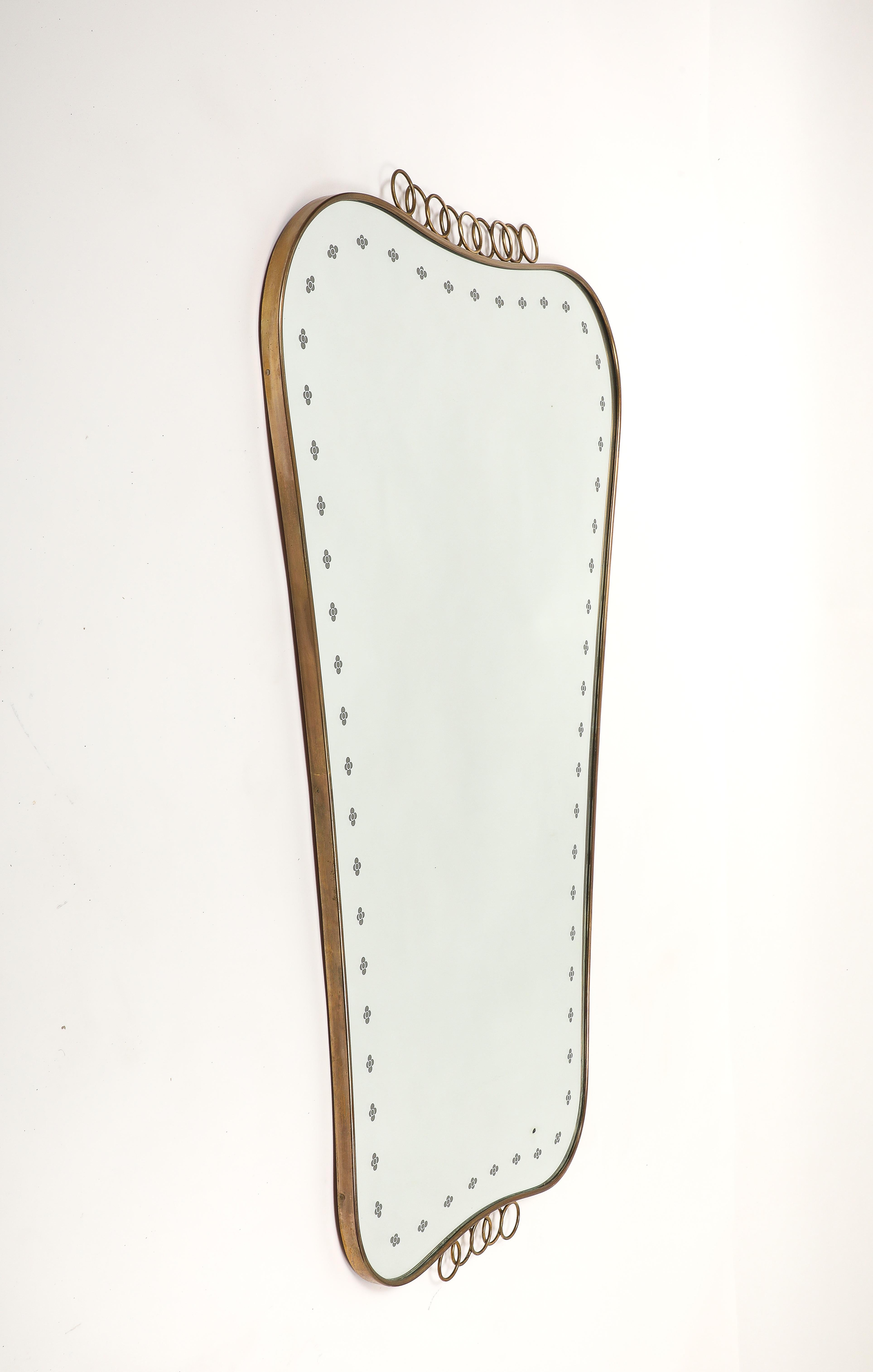 Grande specchio in ottone modernista di metà secolo con decorazioni a volute, anni '50 In condizioni buone in vendita a New York, NY