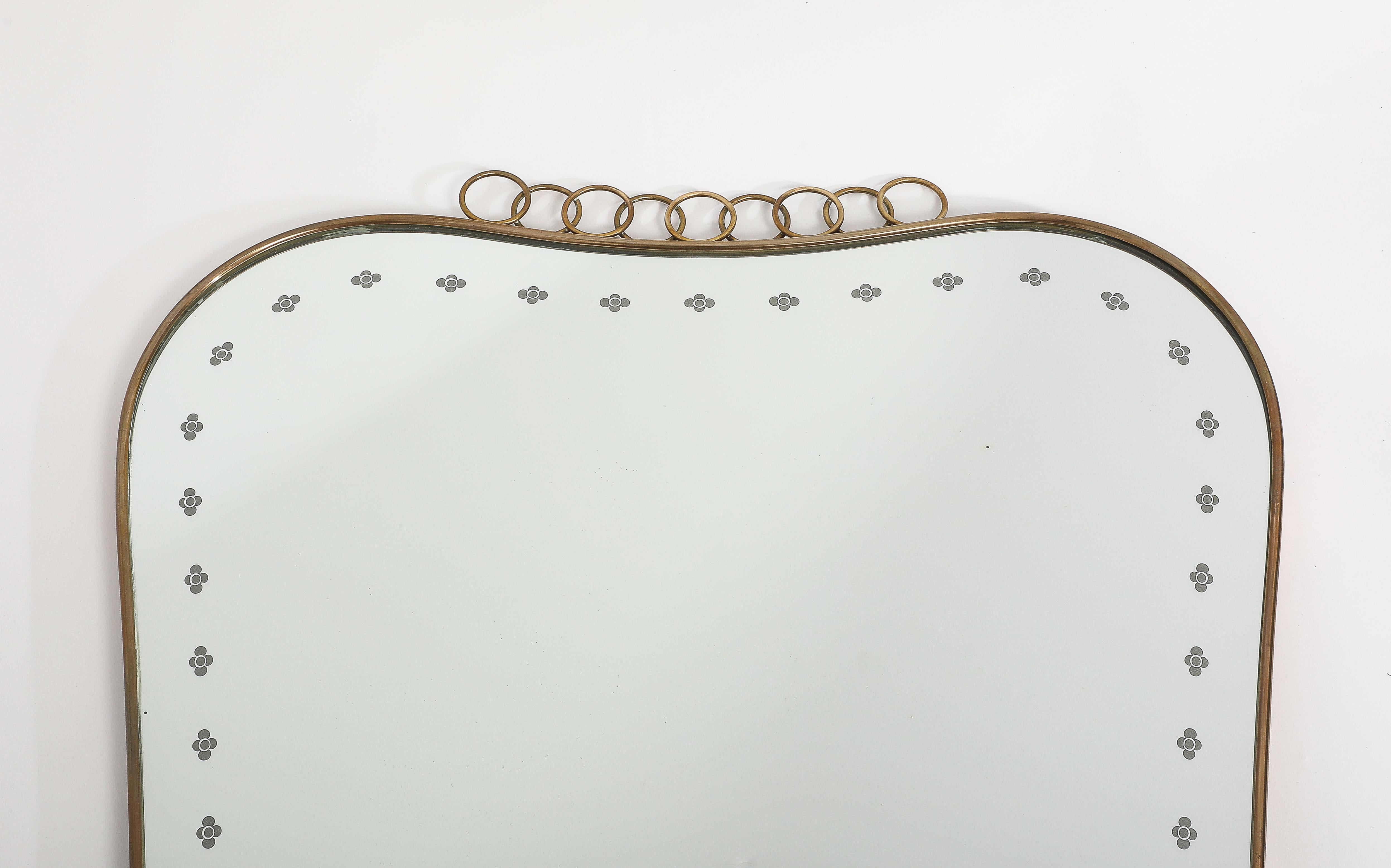 Metà XX secolo Grande specchio in ottone modernista di metà secolo con decorazioni a volute, anni '50 in vendita