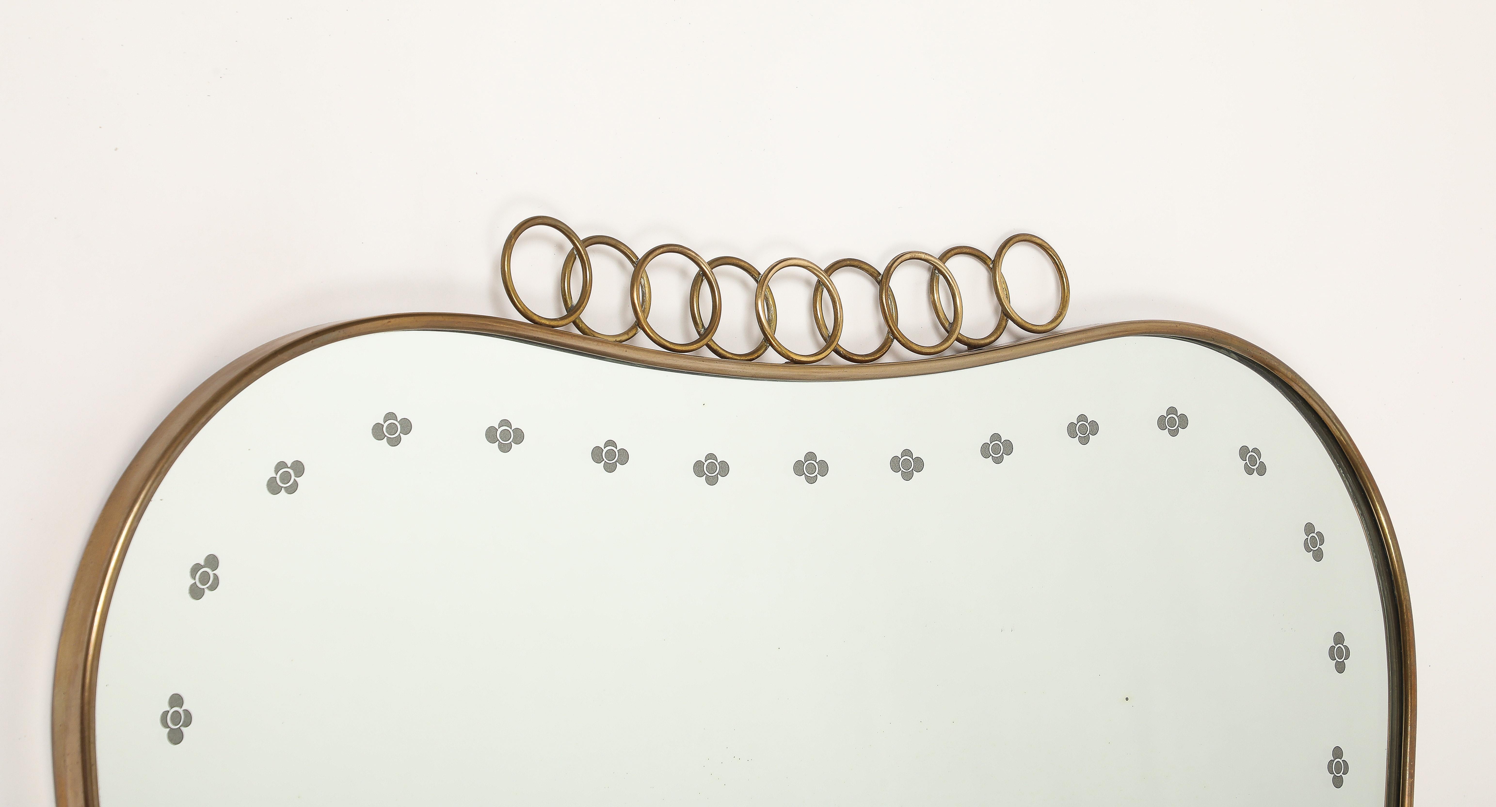 Ottone Grande specchio in ottone modernista di metà secolo con decorazioni a volute, anni '50 in vendita