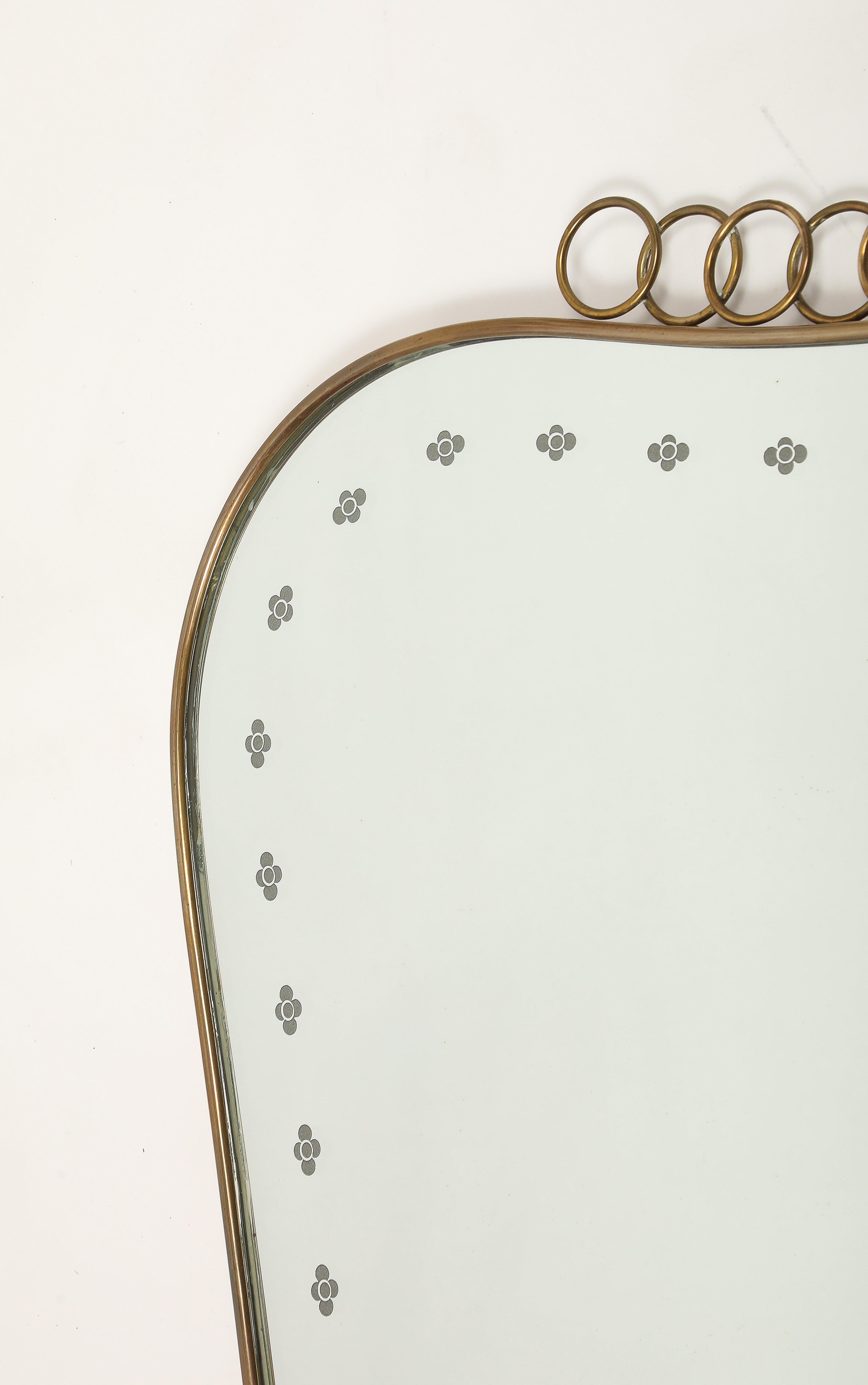 Grande specchio in ottone modernista di metà secolo con decorazioni a volute, anni '50 in vendita 1