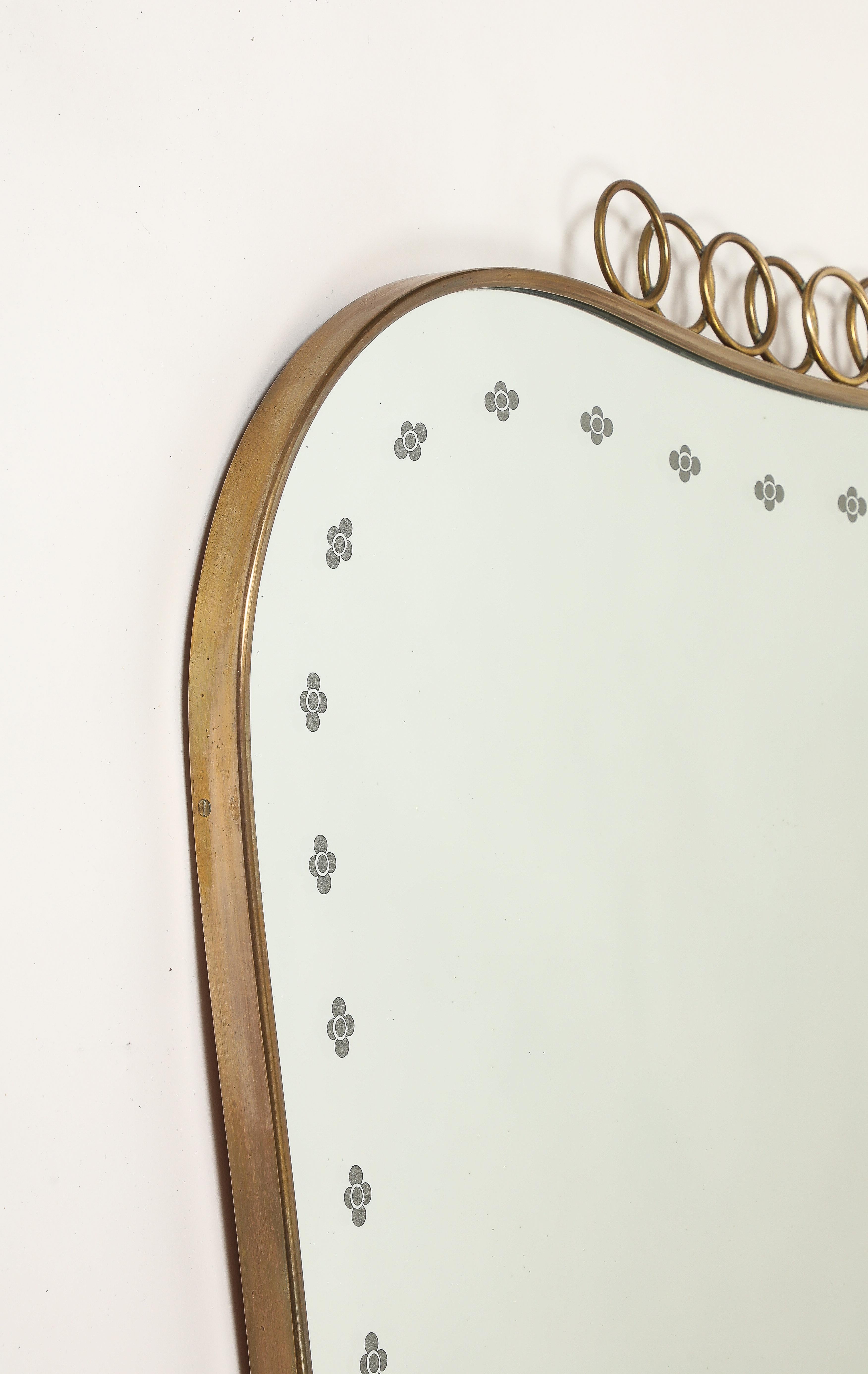 Grande specchio in ottone modernista di metà secolo con decorazioni a volute, anni '50 in vendita 2