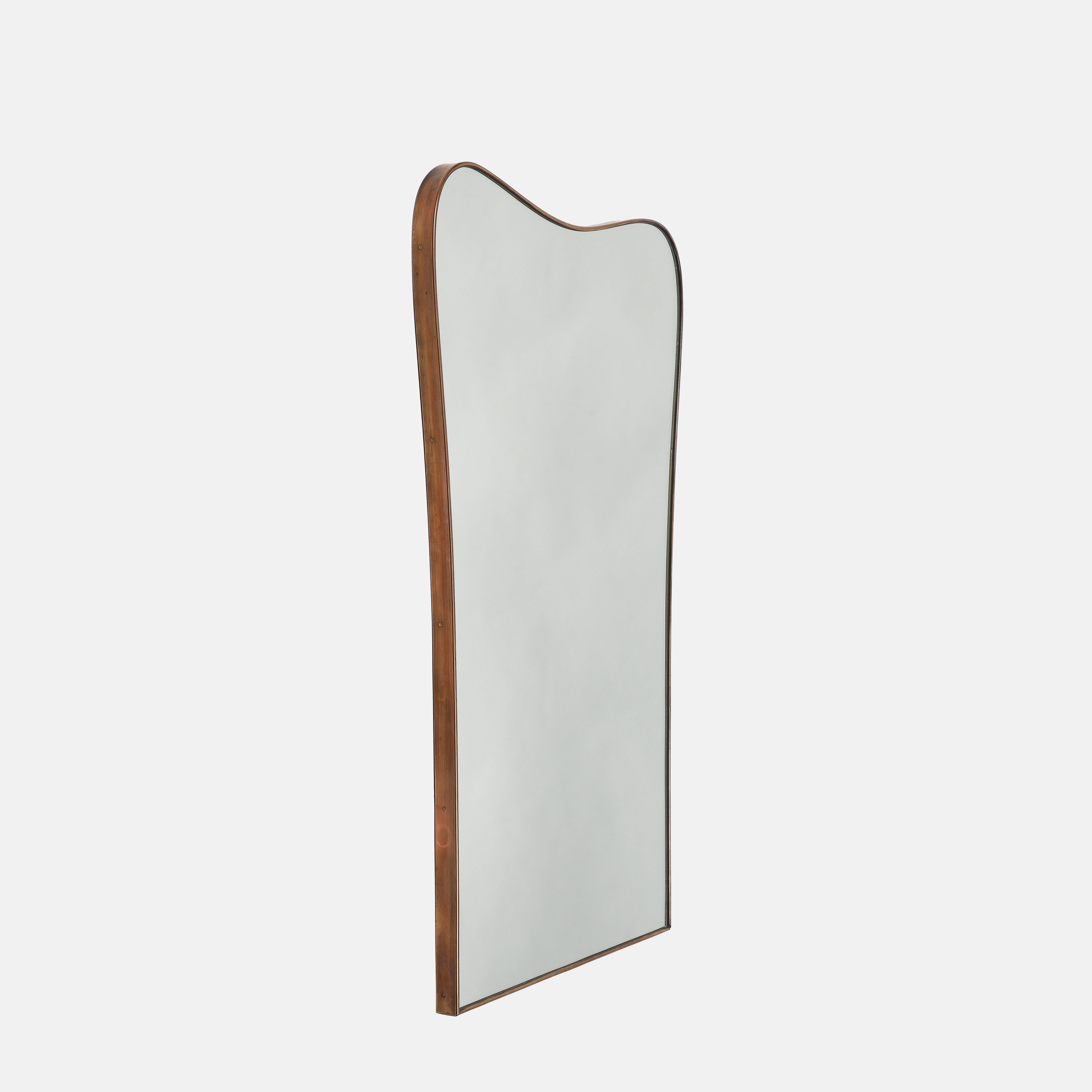 Midcentury Italian Modernist Große geformte Messing Spiegel 1950s (Moderne der Mitte des Jahrhunderts) im Angebot