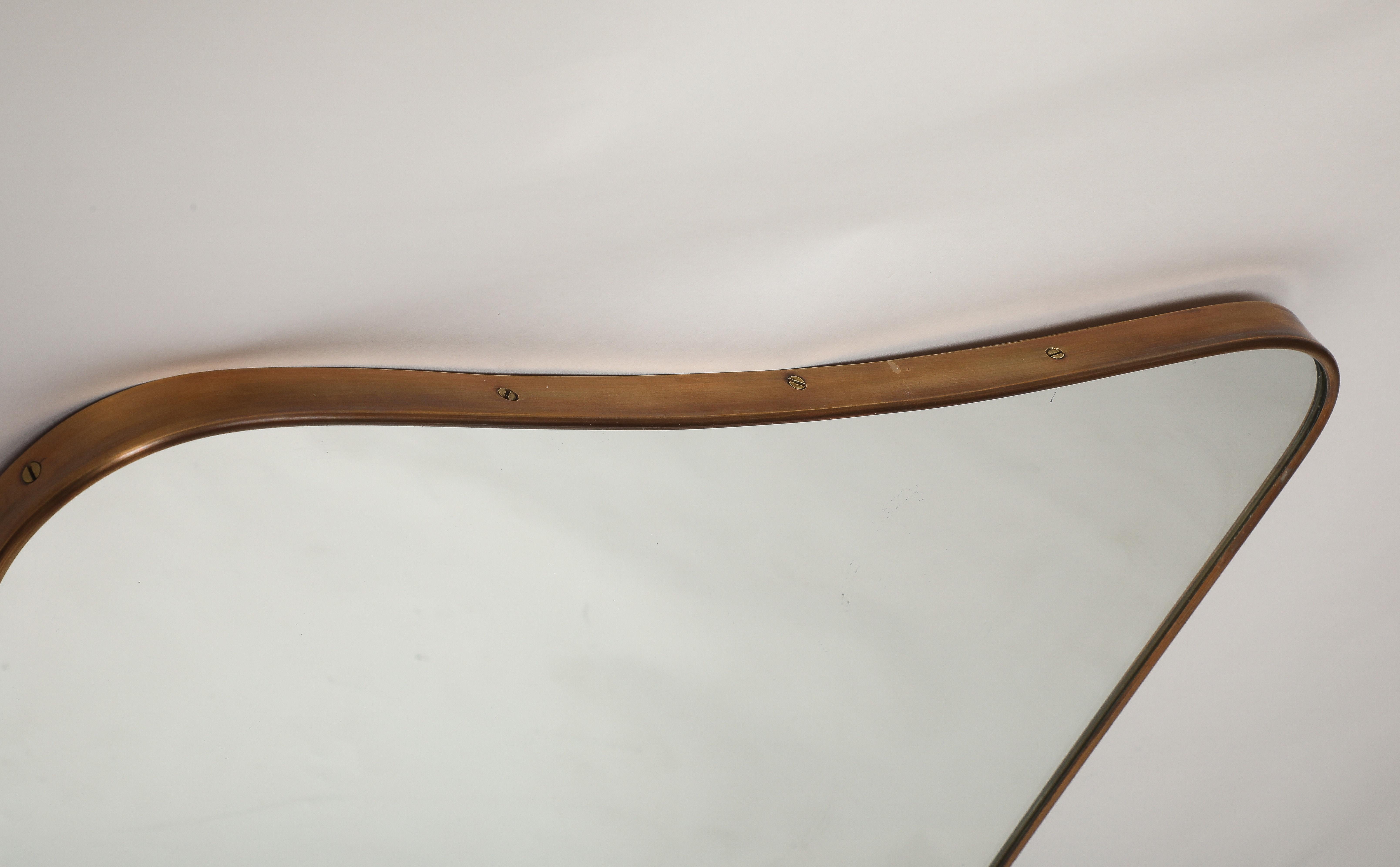 Midcentury Italian Modernist Große geformte Messing Wandspiegel Gio Ponti Stil 1950 (Mitte des 20. Jahrhunderts) im Angebot