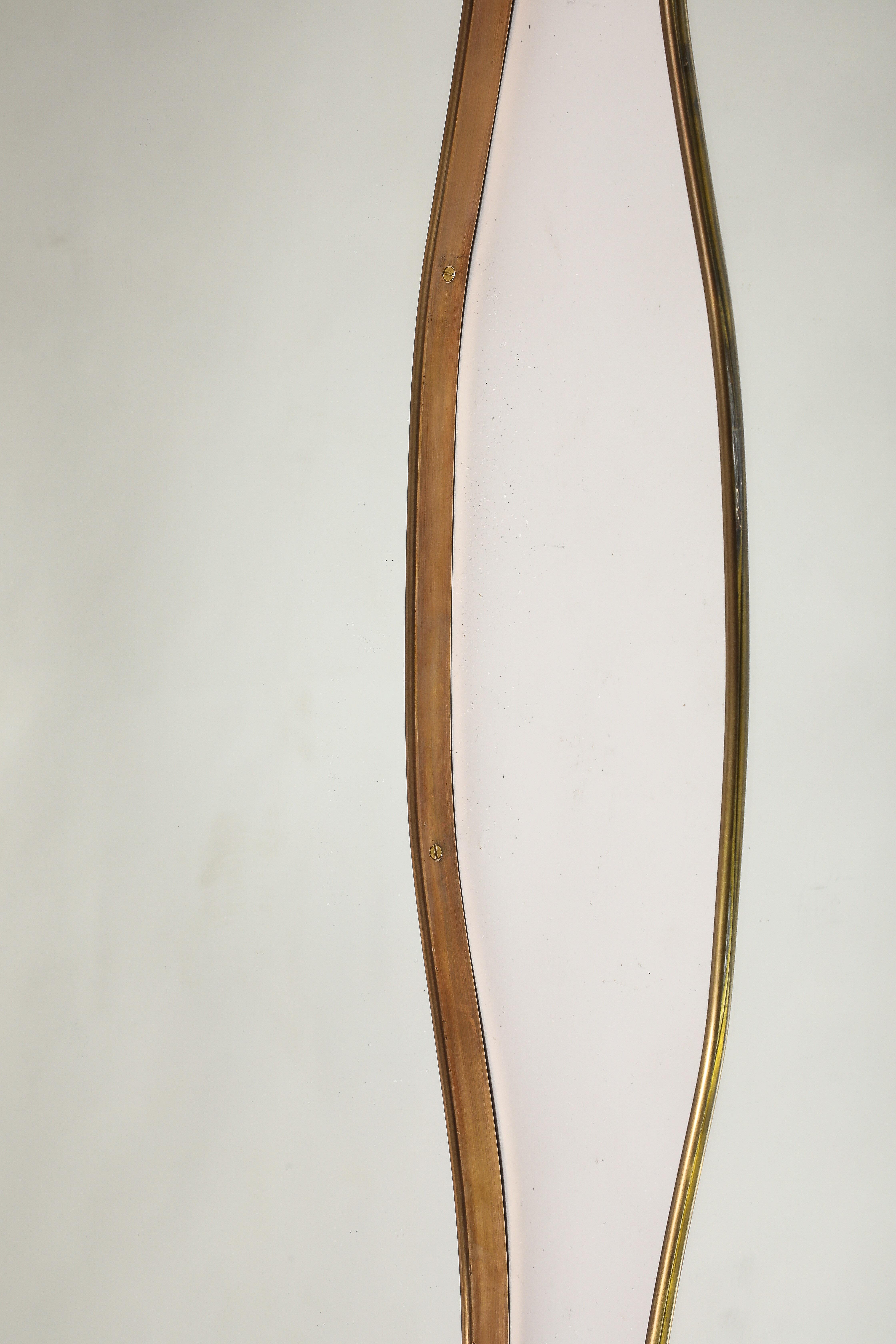 Paire de grands miroirs en laiton de style moderniste italien du milieu du siècle dernier, années 1950 en vente 4