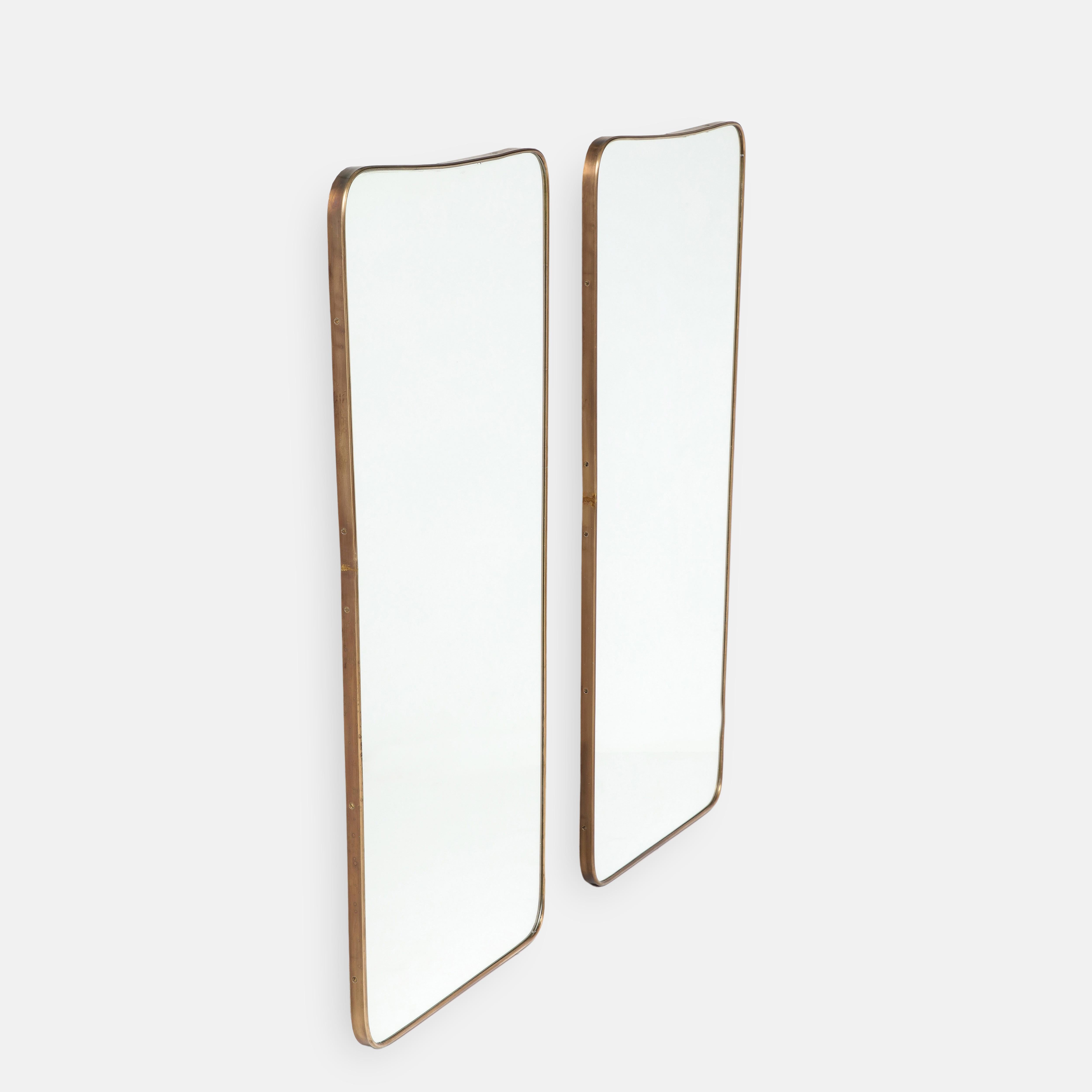 Italienische Modernisten der Jahrhundertmitte Zwei große Spiegel aus Messing, 1950er Jahre (Moderne der Mitte des Jahrhunderts) im Angebot