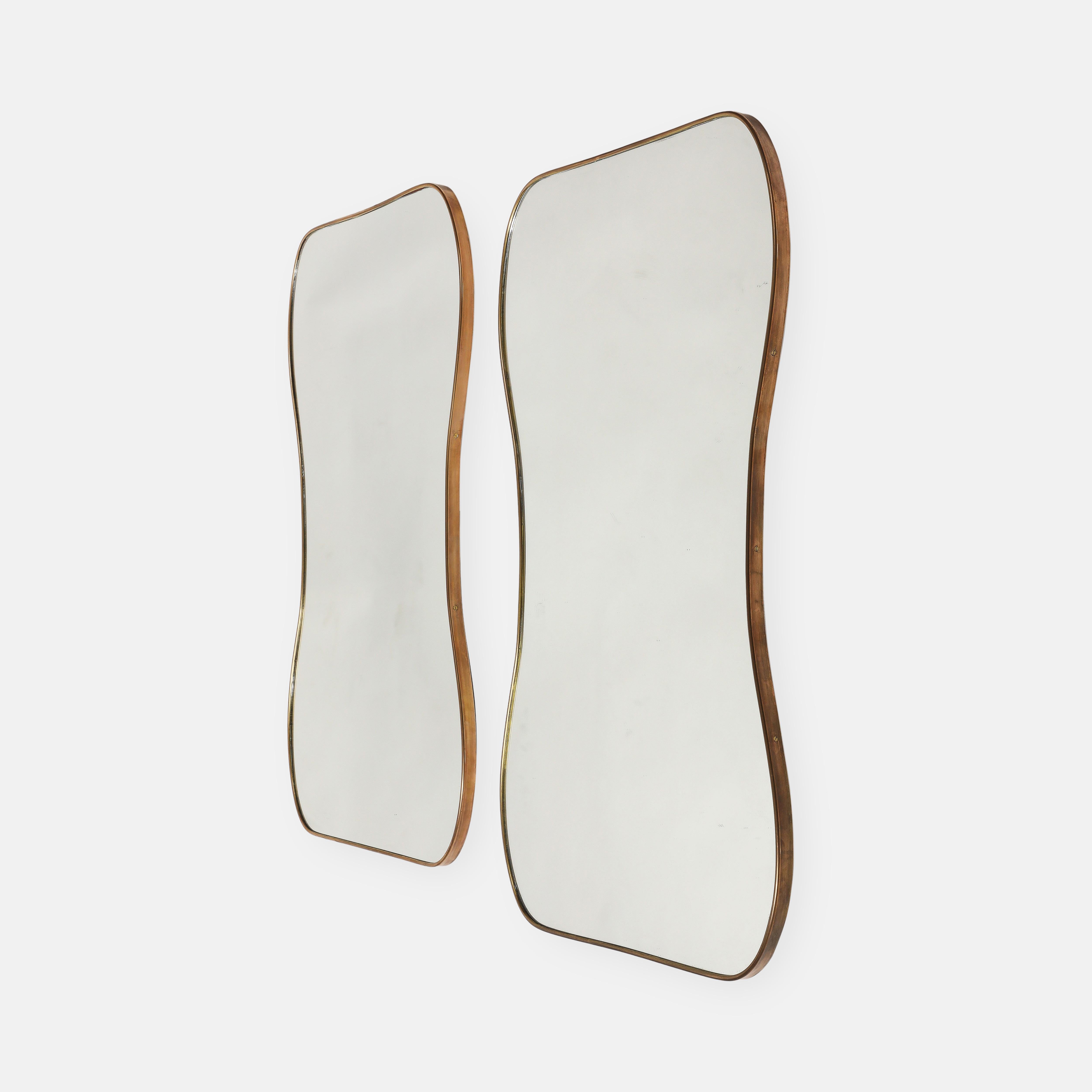 Paire de grands miroirs en laiton de style moderniste italien du milieu du siècle dernier, années 1950 Bon état - En vente à New York, NY