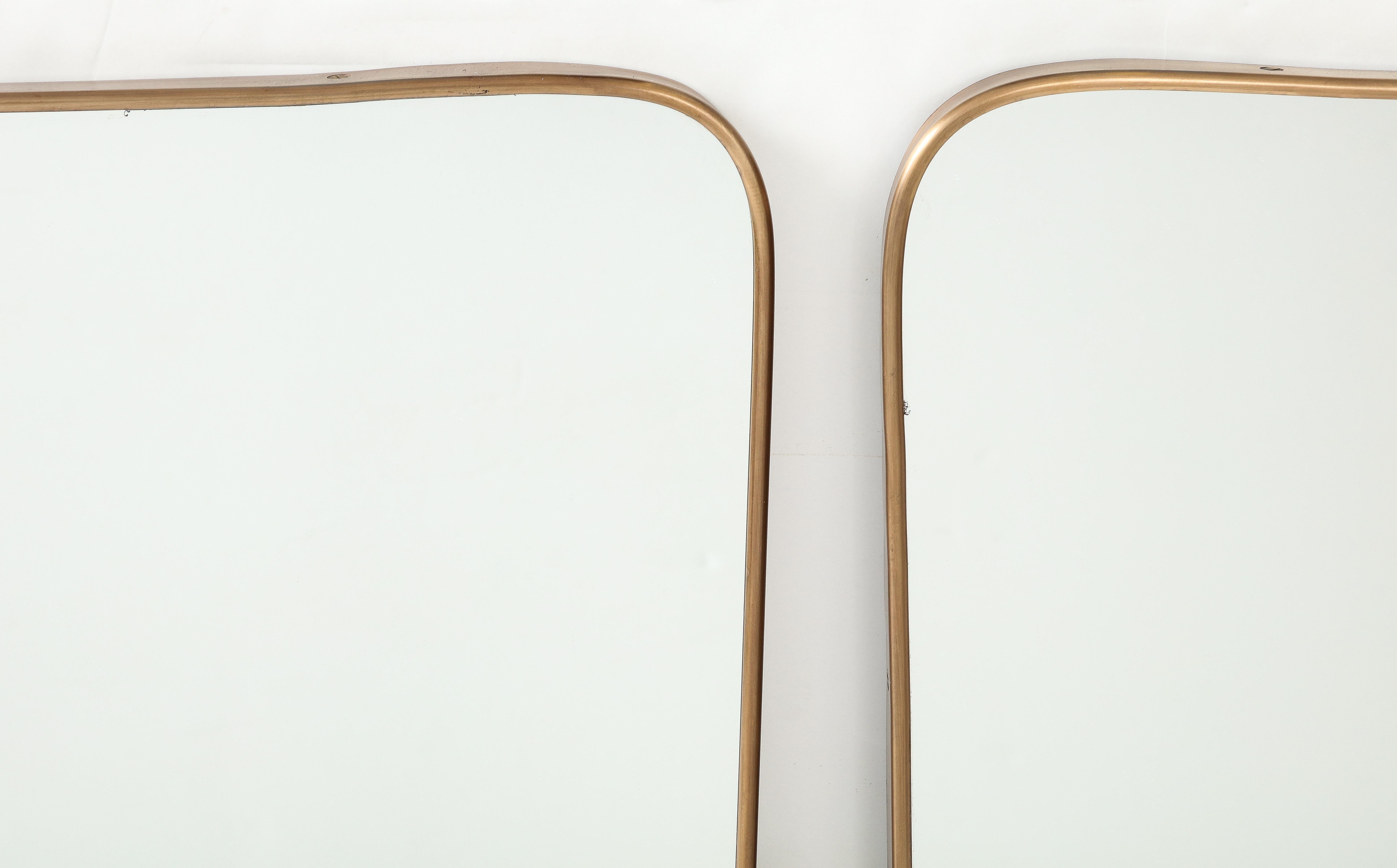 Paire de grands miroirs en laiton de style moderniste italien du milieu du siècle dernier, années 1950 en vente 1