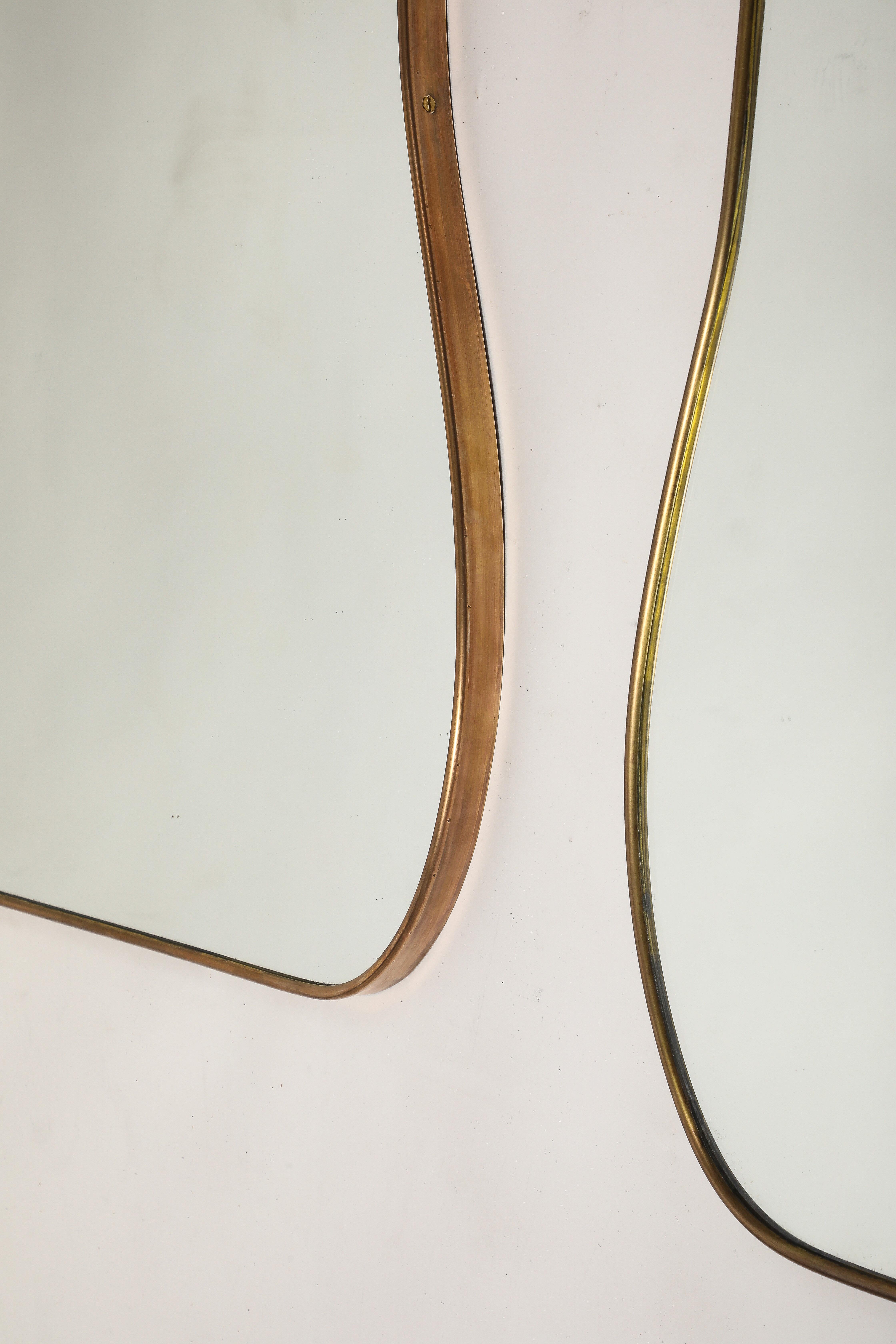 Paire de grands miroirs en laiton de style moderniste italien du milieu du siècle dernier, années 1950 en vente 2