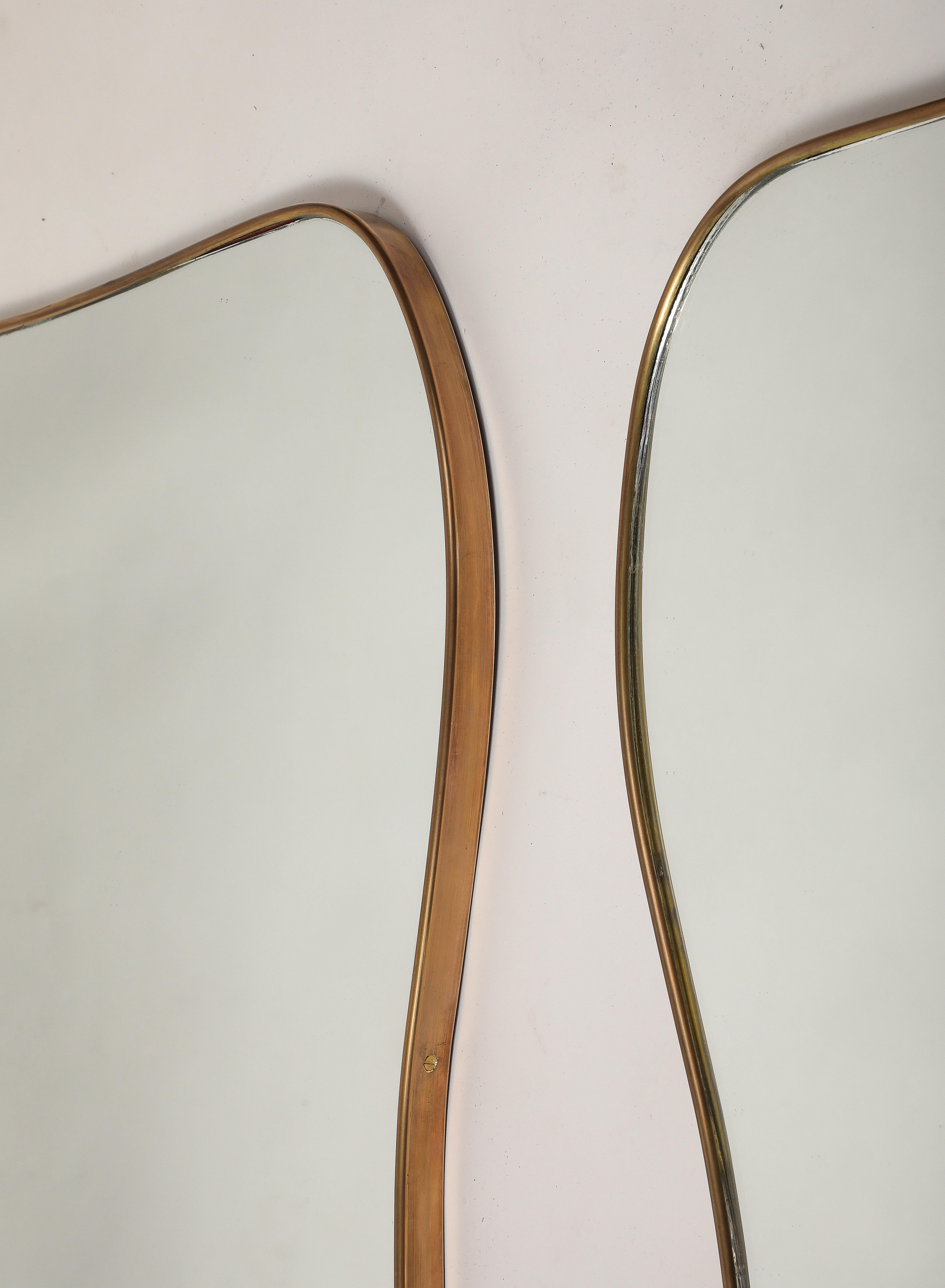 Paire de grands miroirs en laiton de style moderniste italien du milieu du siècle dernier, années 1950 en vente 3
