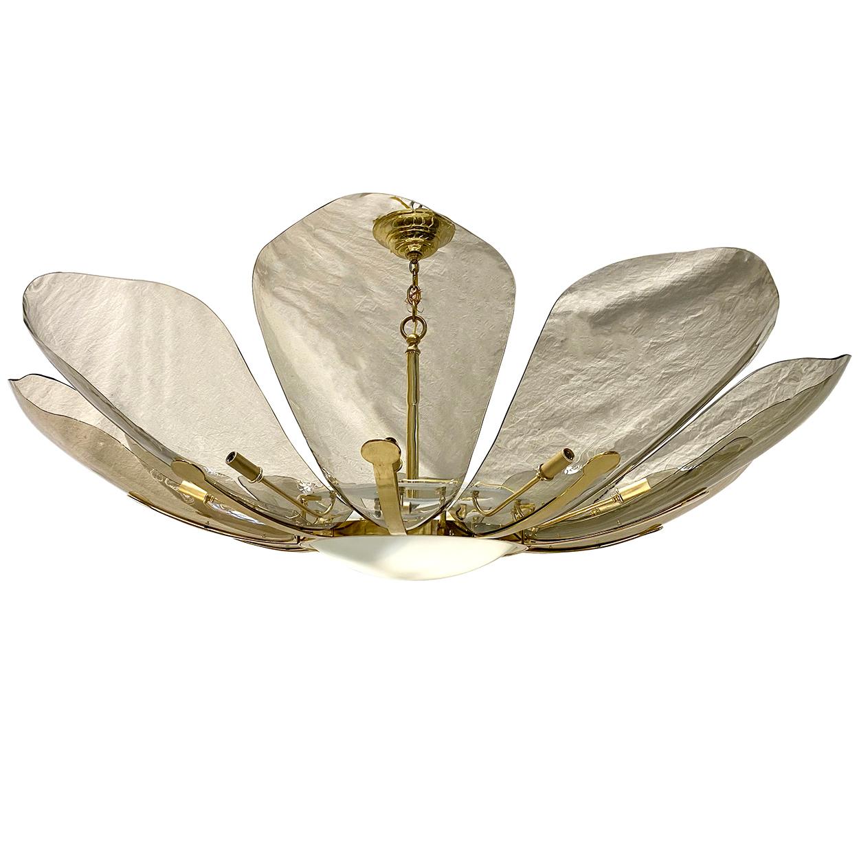 Un luminaire italien en verre moulé datant des années 1960 avec dix lumières sur les pétales et trois à l'intérieur.

Mesures :
Diamètre : 56