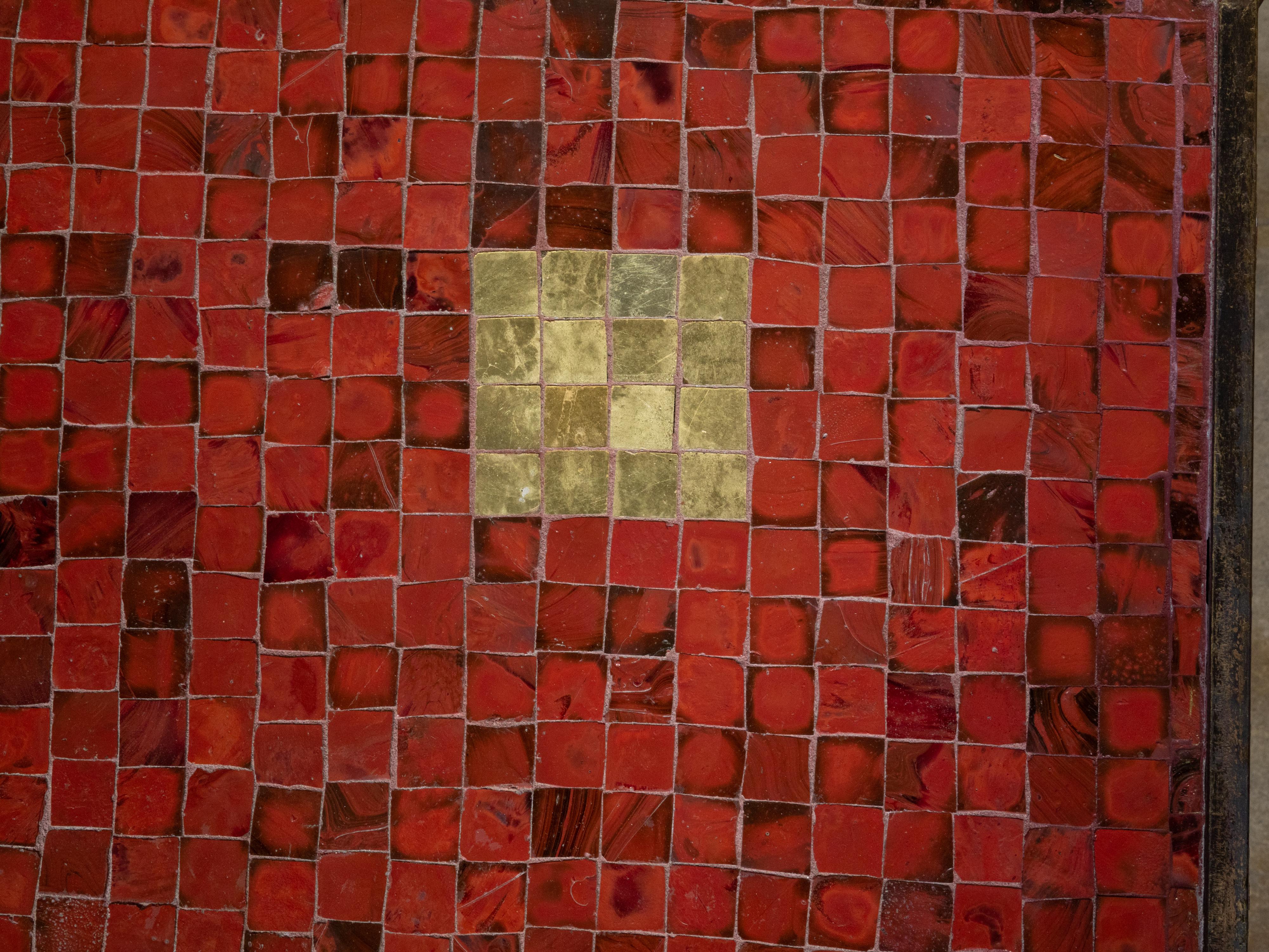 Italienischer Mosaiktisch aus der Jahrhundertmitte mit Eisenfuß und roter Glasfliesenplatte im Angebot 4