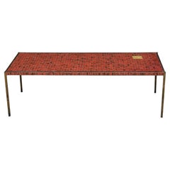 Table italienne du milieu du siècle dernier avec base en fer et plateau de style carreaux de verre rouge