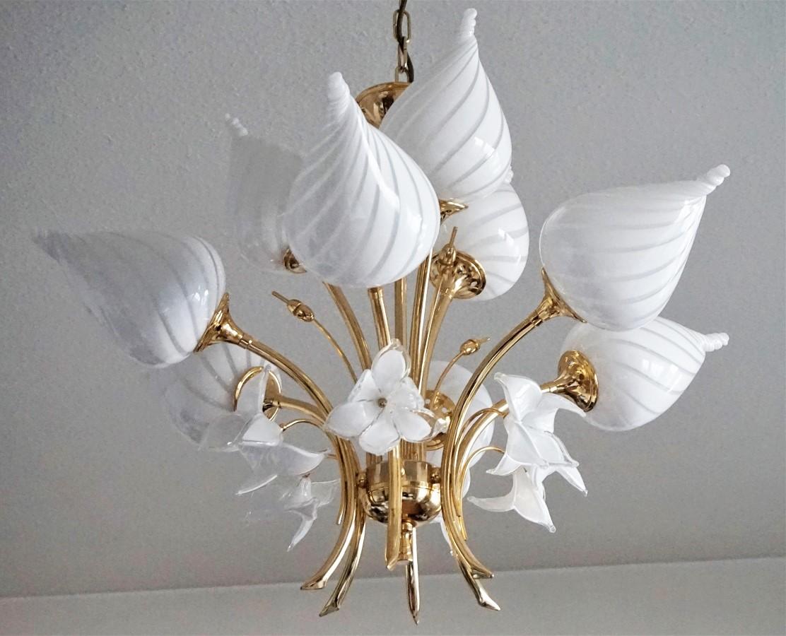 Midcentury Italian Murano Glass Brass Nine-Light Bouquet Chandelier, 1960s In Good Condition For Sale In Frankfurt am Main, DE