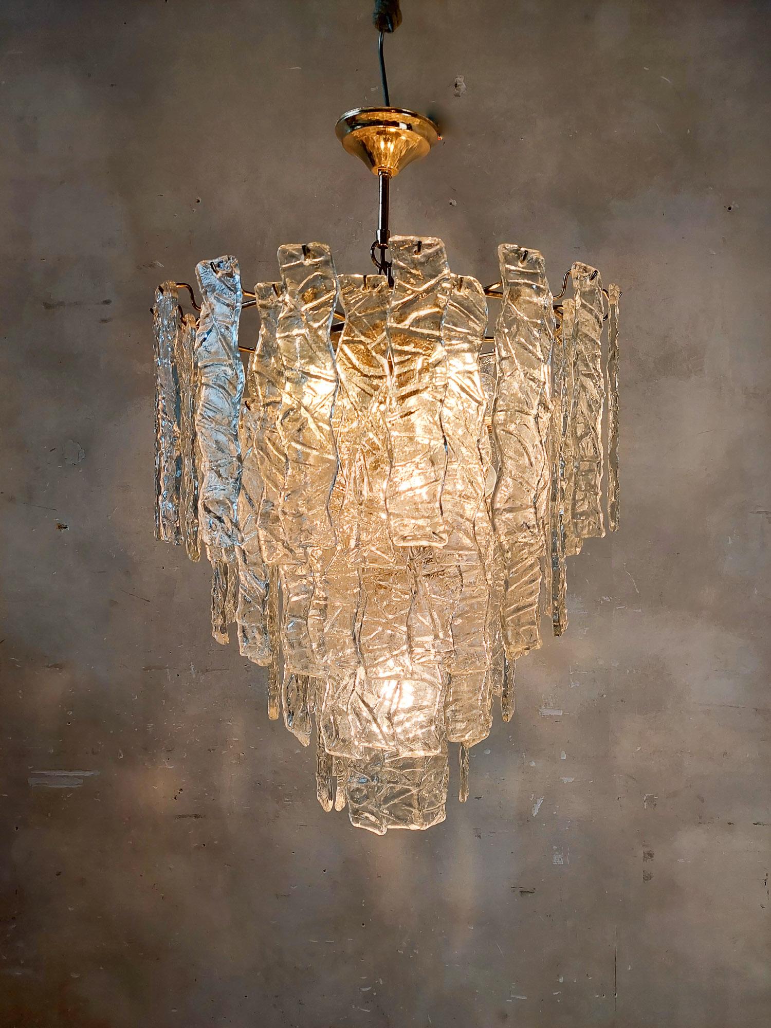 Mid-century Italian Murano glass chandelier by Paolo Venini.
This vintage hanging lamp is composed of hand-blown Murano glass icicles.
These glass icicles are hung on the frame in four levels.

Measures: height 60 cm, plus 25 cm chain and