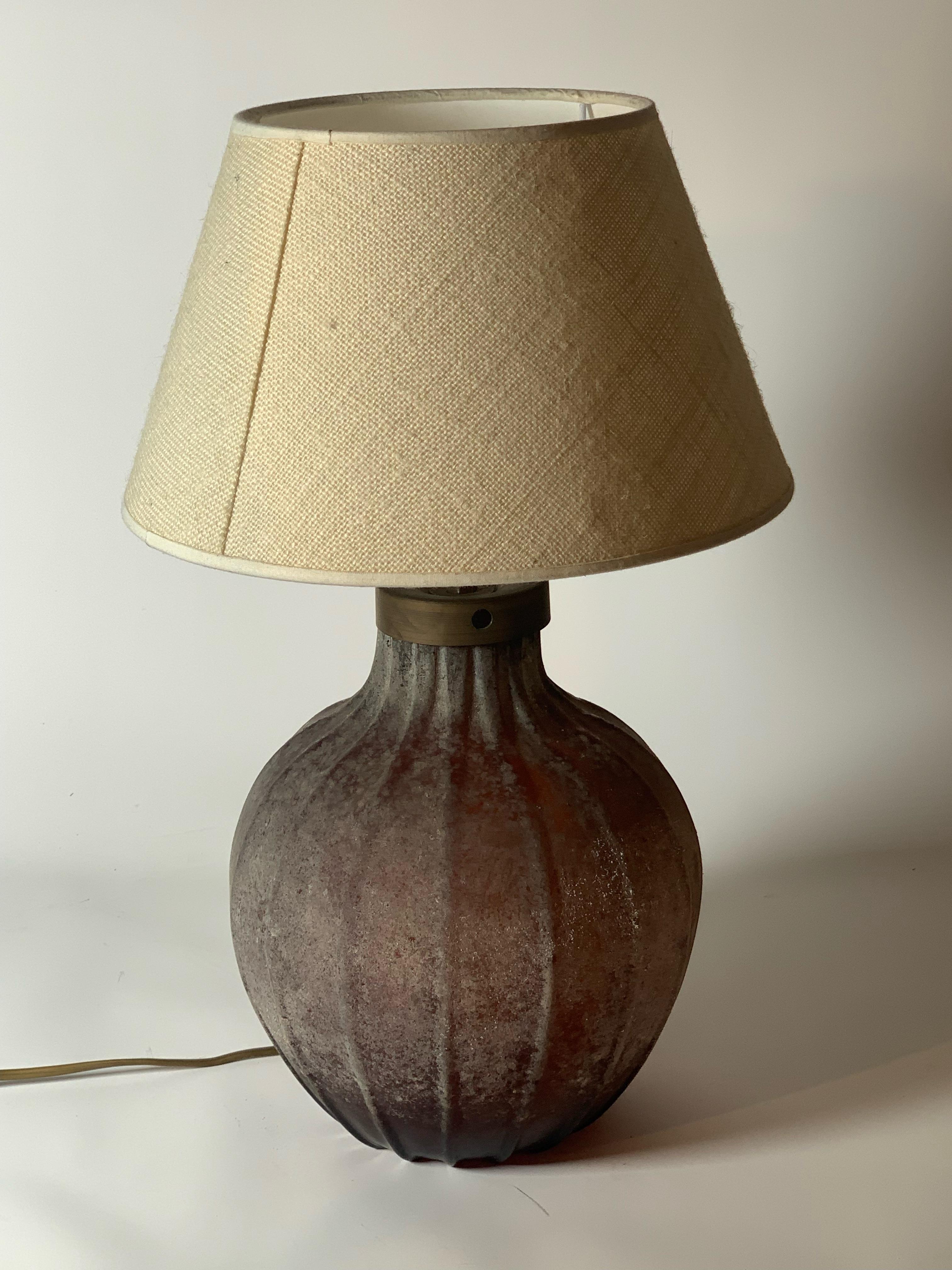 Seguso Vetri d' Arte table lamp from the 1950s.
Amber-coloured Scavo Murano glass.
 
Biography
Seguso Vetri d'Arte In 1933 a group of master glassmakers who had left Barovier & Co. decided to open their own glass factory, starting the Artistica