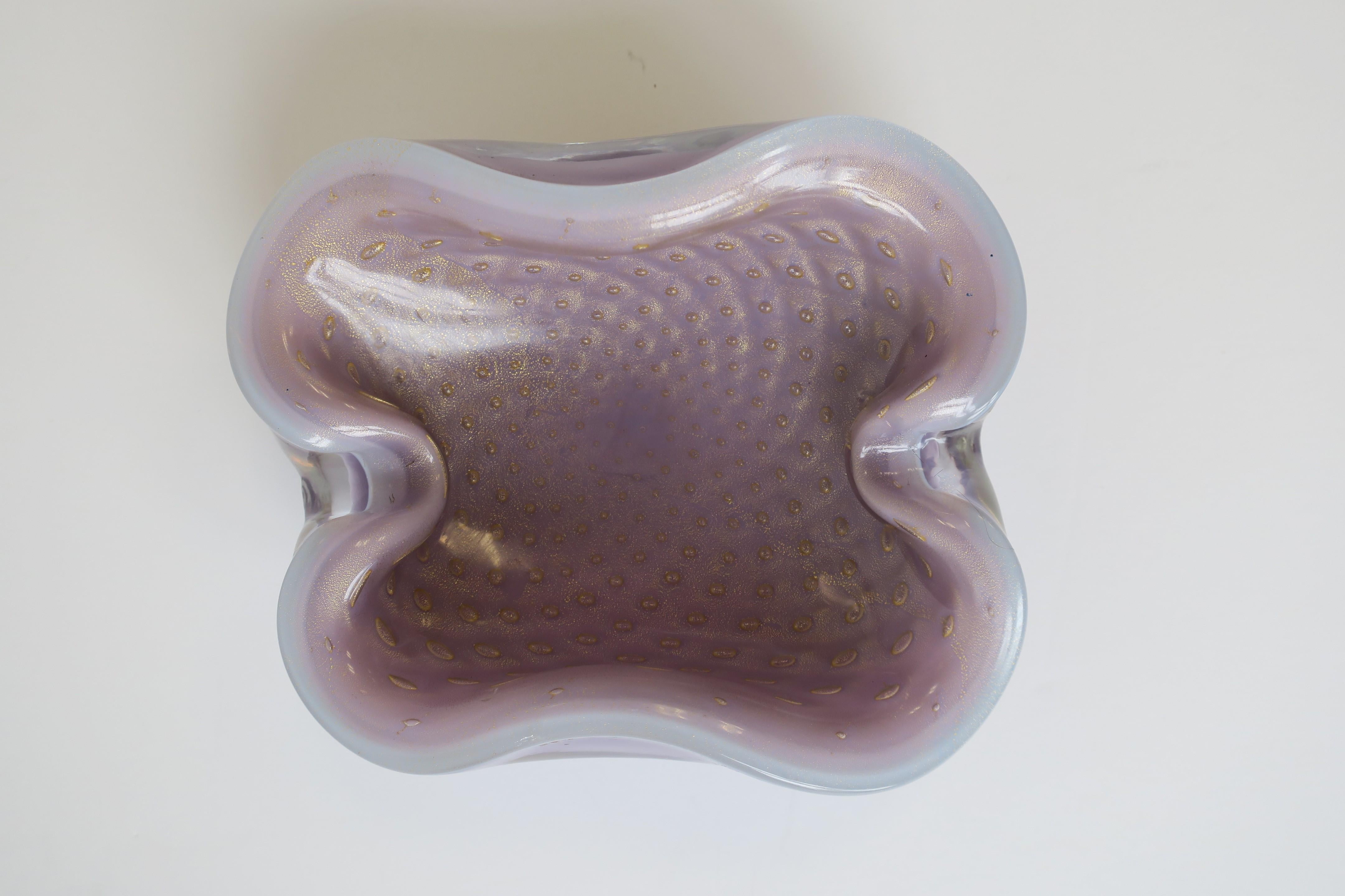 A beautiful and substantial mid-20th century Italian Murano art glass bowl in lavender/light purple, white and a gold 'controlled bubble' design, after designer Alfredo Barbini, circa 1960s, Italy. 

Measures: 4