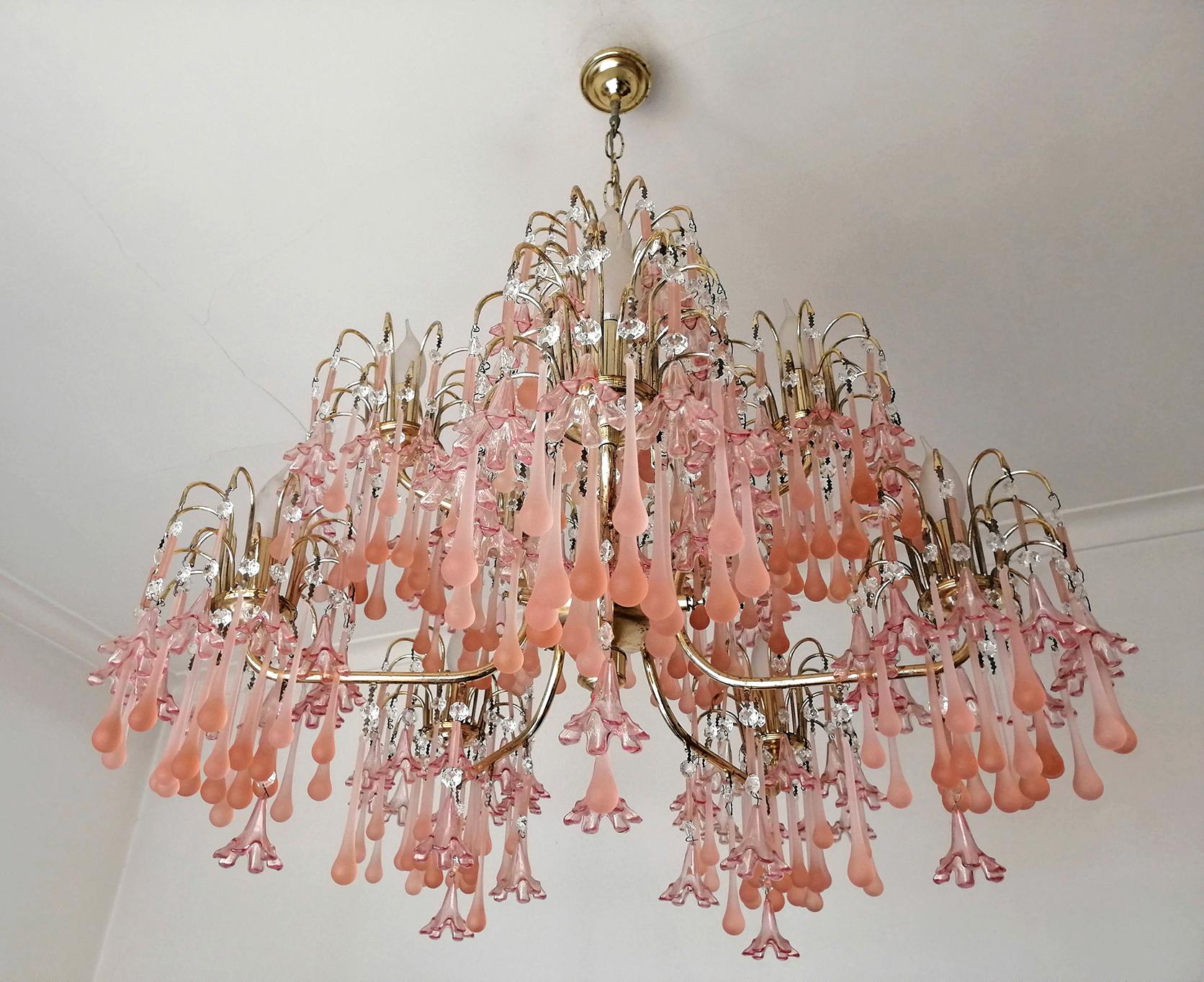 Amazing midcentury Italian Murano chandelier in the style of Venini.
Pink fogged crystal teardrops, pink glass flowers waterfall and gilt brass 31 tiers wedding cake chandelier.
Measures:
Diameter 29.92 in/ 76 cm
Height 35.43 in / 90 cm
10 light