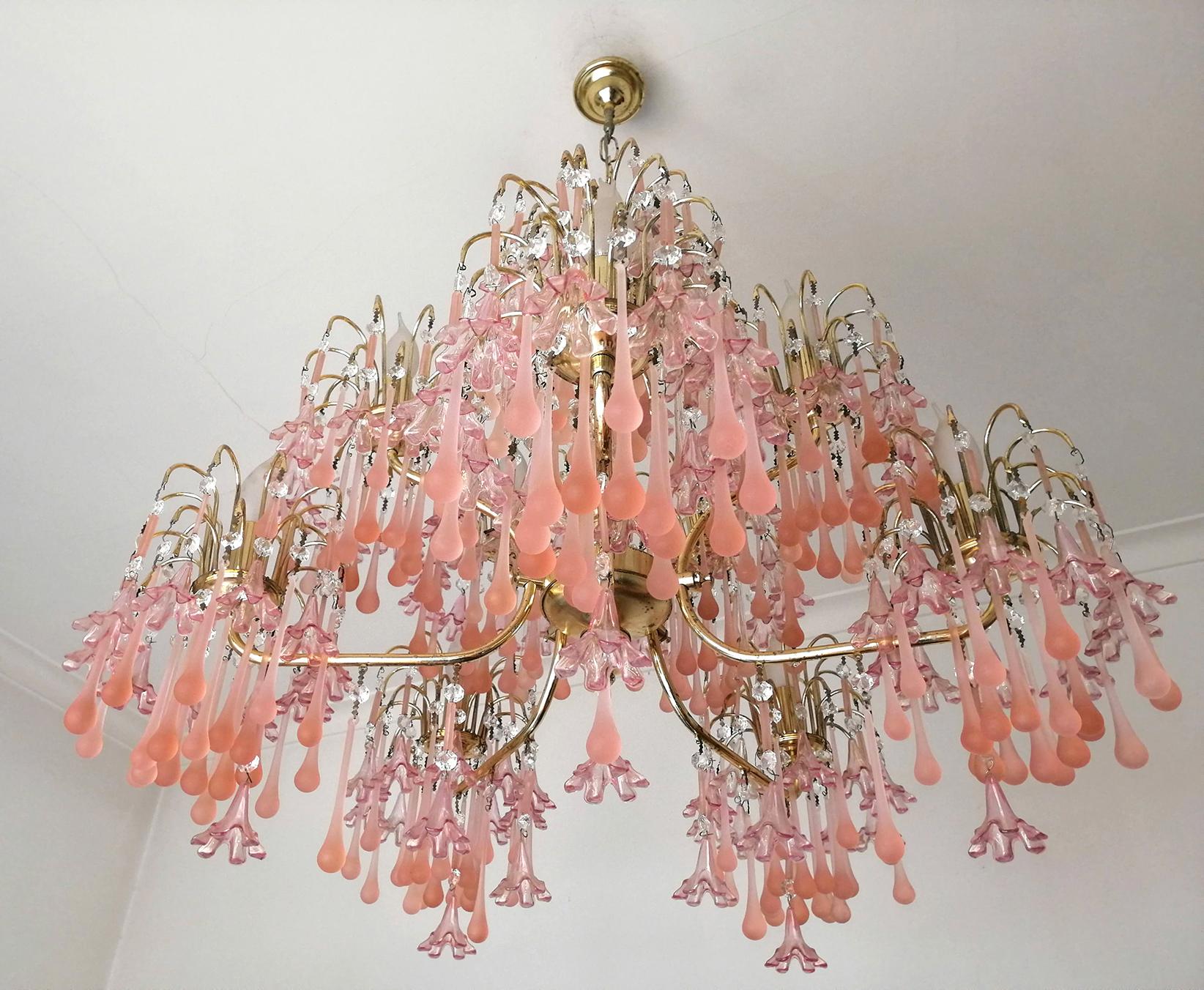 Midcentury Italian Murano Pink Glass Flowers Waterfall Wedding Cake Chandelier In Good Condition For Sale In Coimbra, PT
