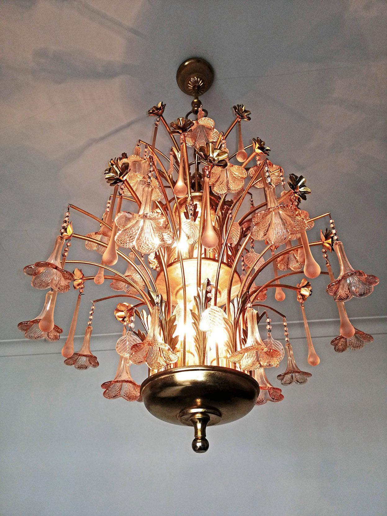 Midcentury Italian Murano Pink Glass Flowers Waterfall Wedding Cake Chandelier In Good Condition For Sale In Coimbra, PT