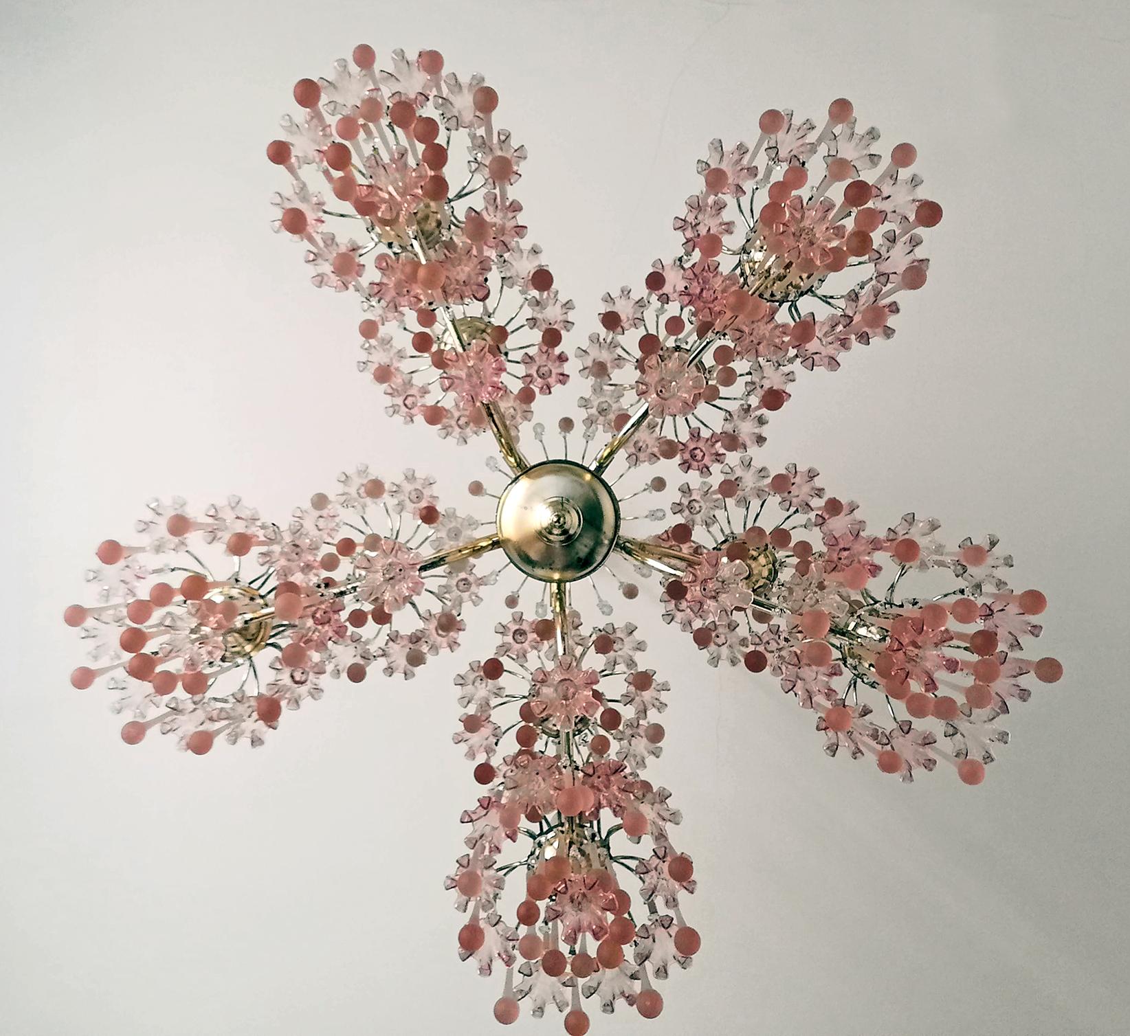 Mid-Century-Kronleuchter aus italienischem Muranoglas mit rosa Blumen und Wasserfall-Ehering (Metall) im Angebot