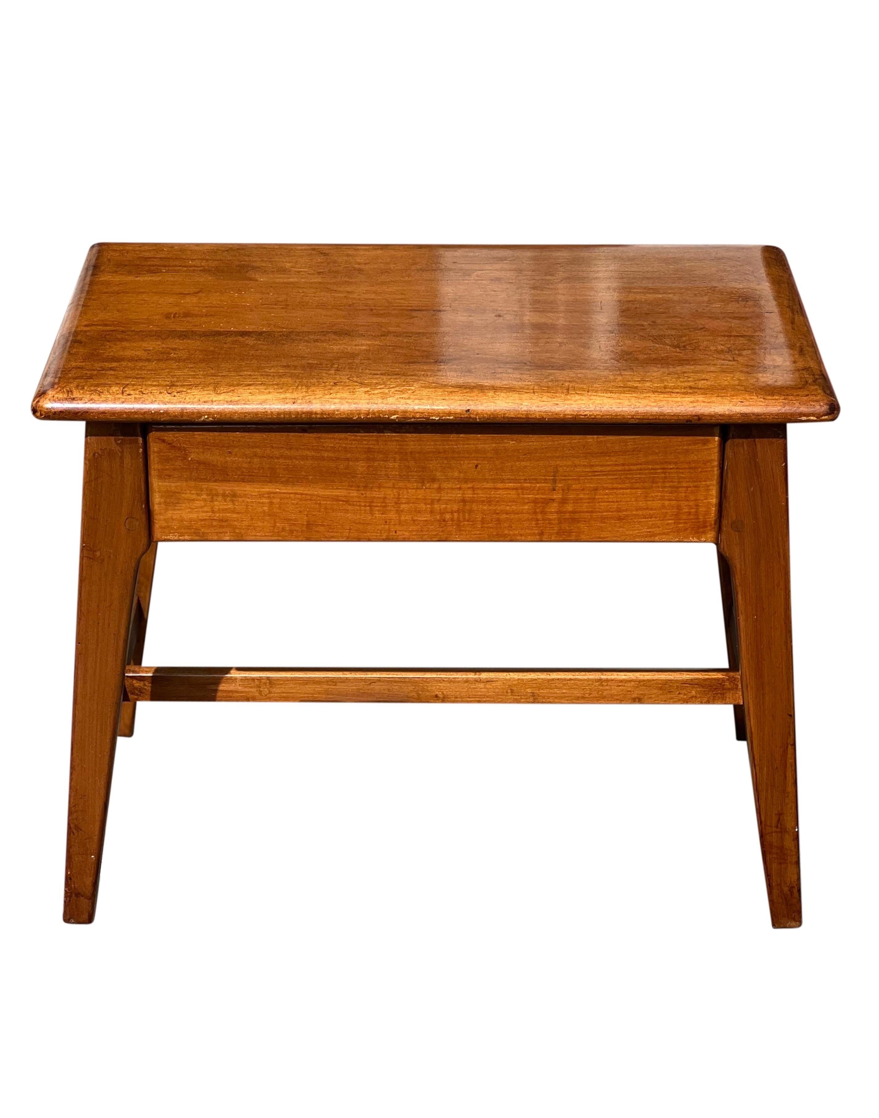 Mid-Century Modern Table ou tabouret à couture en chêne italien du milieu du siècle dernier avec un seul tiroir en vente