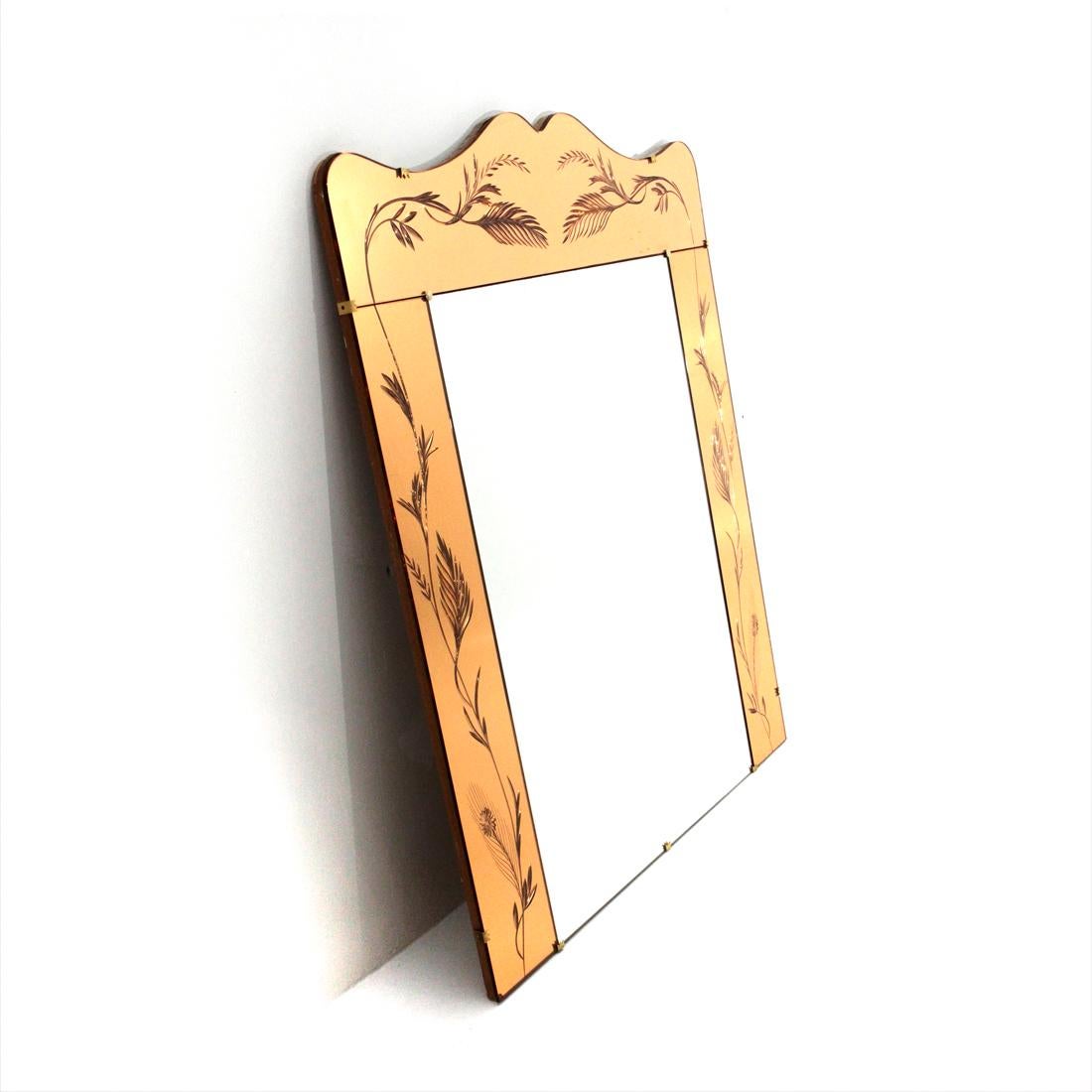 Mirror produced in the 1950s by Cristal Art.
Wooden structure.
Side mirrors in salmon-colored glass with decorations.
Central mirror in mirrored glass.
Blocks in golden aluminum and brass.
Good general conditions, some signs due to normal use