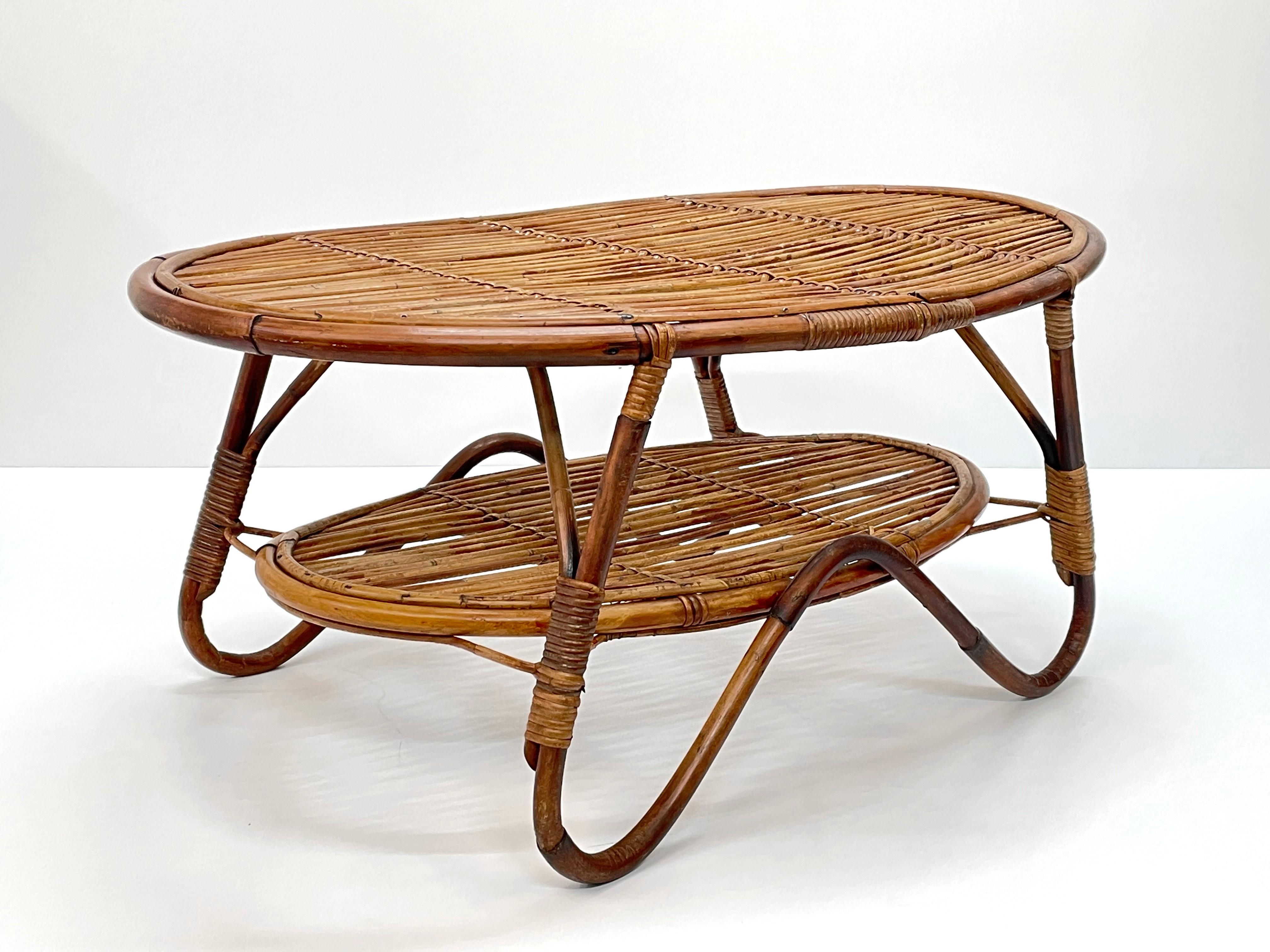 Table basse ovale italienne du milieu du siècle dernier à deux niveaux en rotin et bambou, années 1950 en vente 1