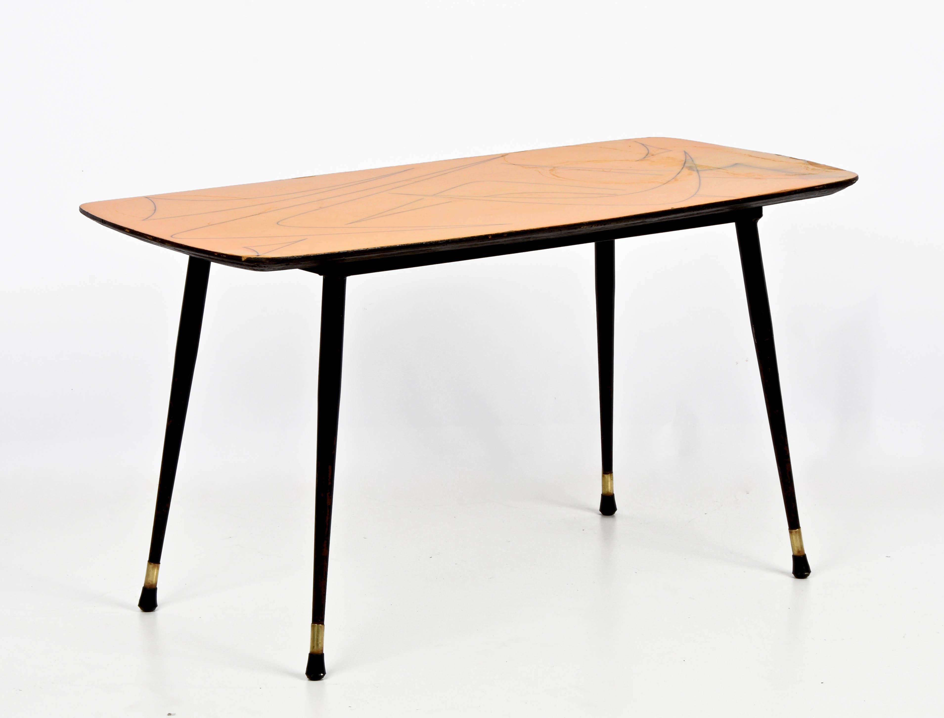 Italienischer Couchtisch aus lackiertem Holz, Messing und schwarzem Metall aus der Jahrhundertmitte, 1950er Jahre im Angebot 6
