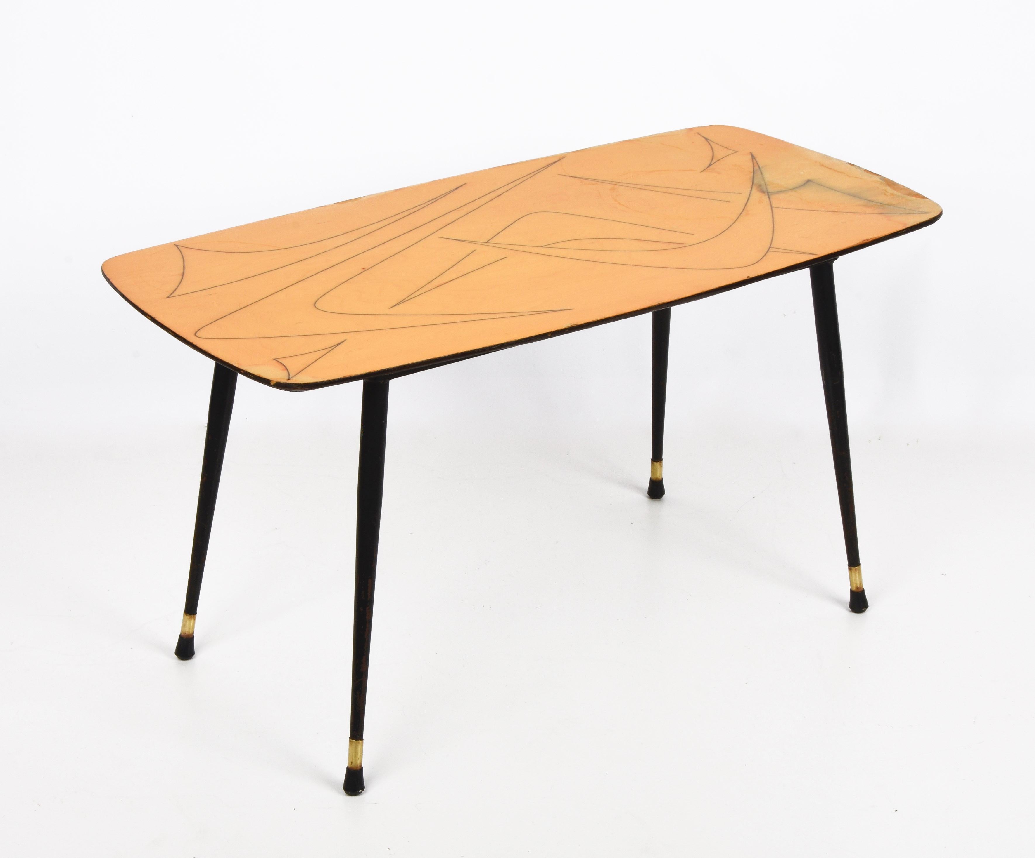 Italienischer Couchtisch aus lackiertem Holz, Messing und schwarzem Metall aus der Jahrhundertmitte, 1950er Jahre im Angebot 8