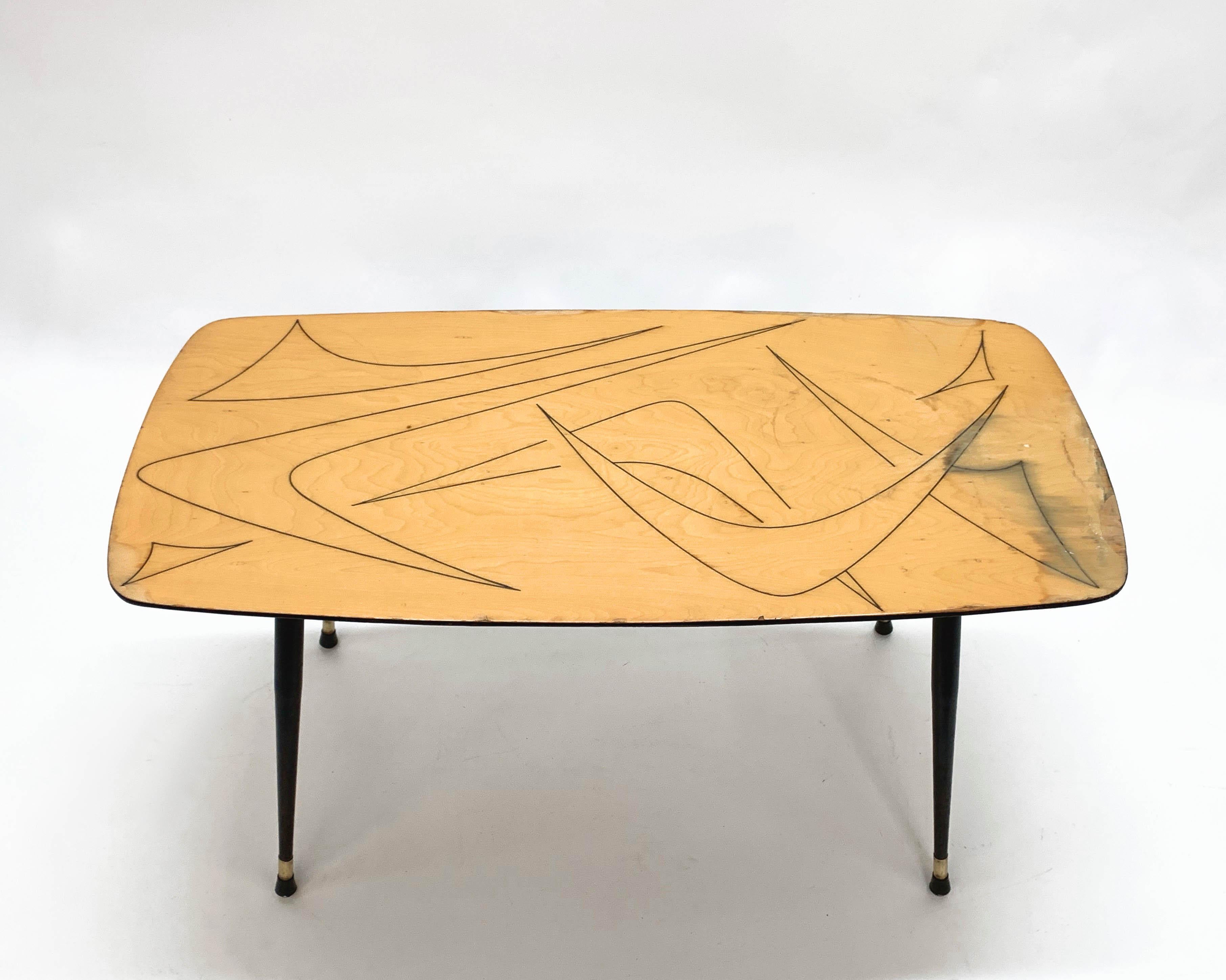 Italienischer Couchtisch aus lackiertem Holz, Messing und schwarzem Metall aus der Jahrhundertmitte, 1950er Jahre im Angebot 11