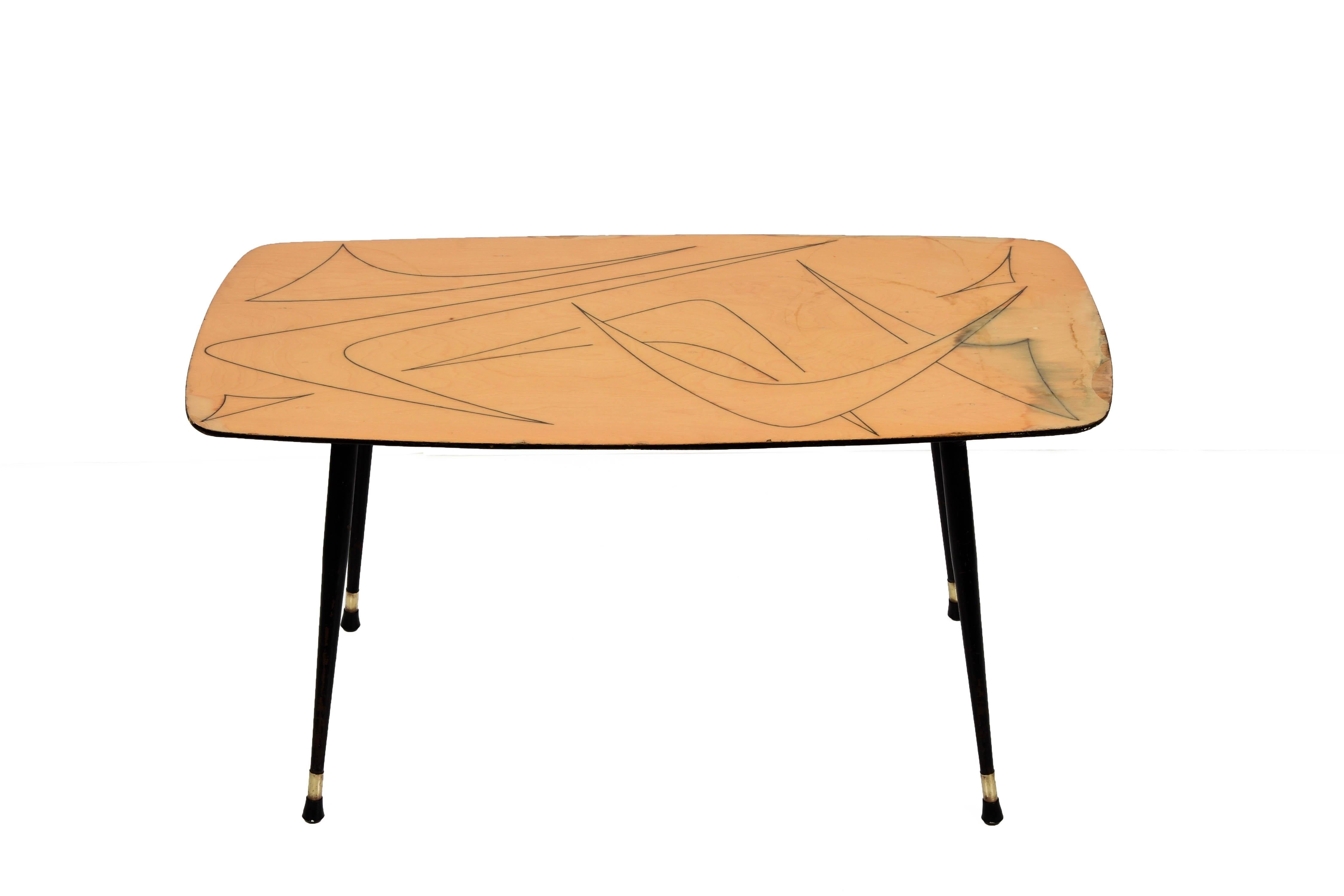Italienischer Couchtisch aus lackiertem Holz, Messing und schwarzem Metall aus der Jahrhundertmitte, 1950er Jahre (Moderne der Mitte des Jahrhunderts) im Angebot