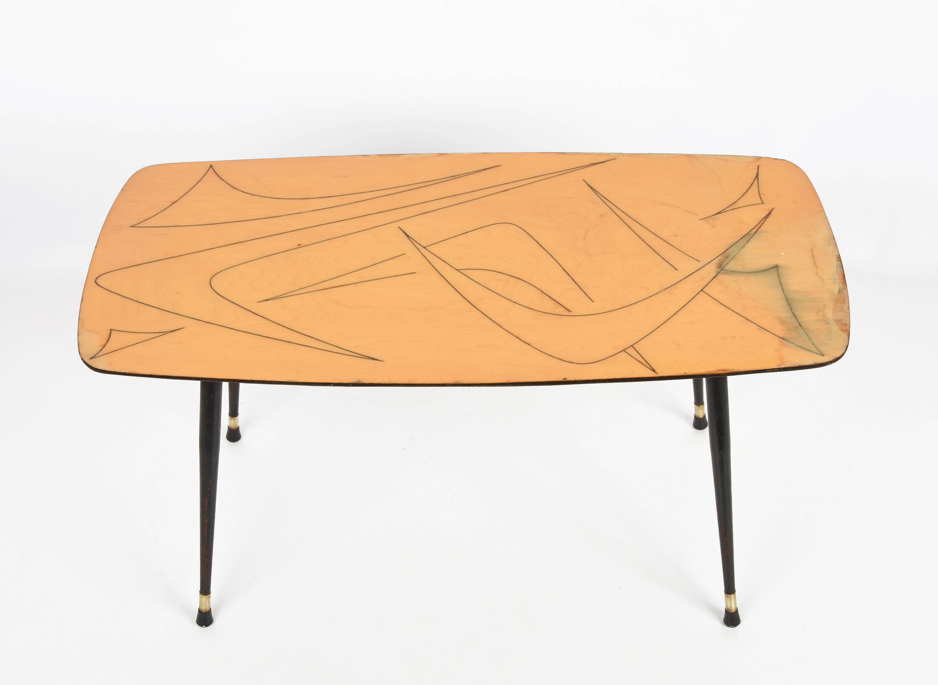 Italienischer Couchtisch aus lackiertem Holz, Messing und schwarzem Metall aus der Jahrhundertmitte, 1950er Jahre (Mitte des 20. Jahrhunderts) im Angebot