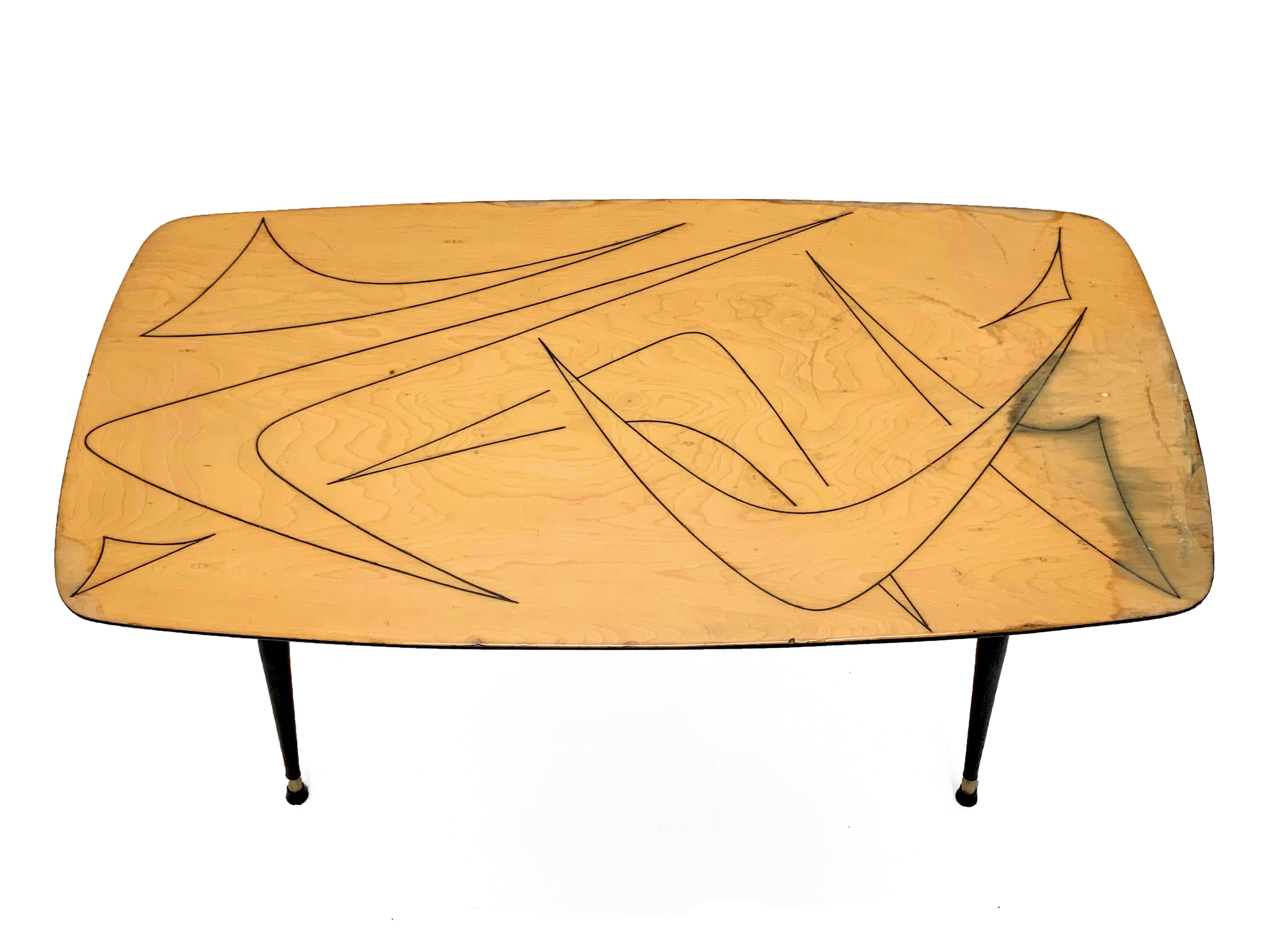 Italienischer Couchtisch aus lackiertem Holz, Messing und schwarzem Metall aus der Jahrhundertmitte, 1950er Jahre im Angebot 3