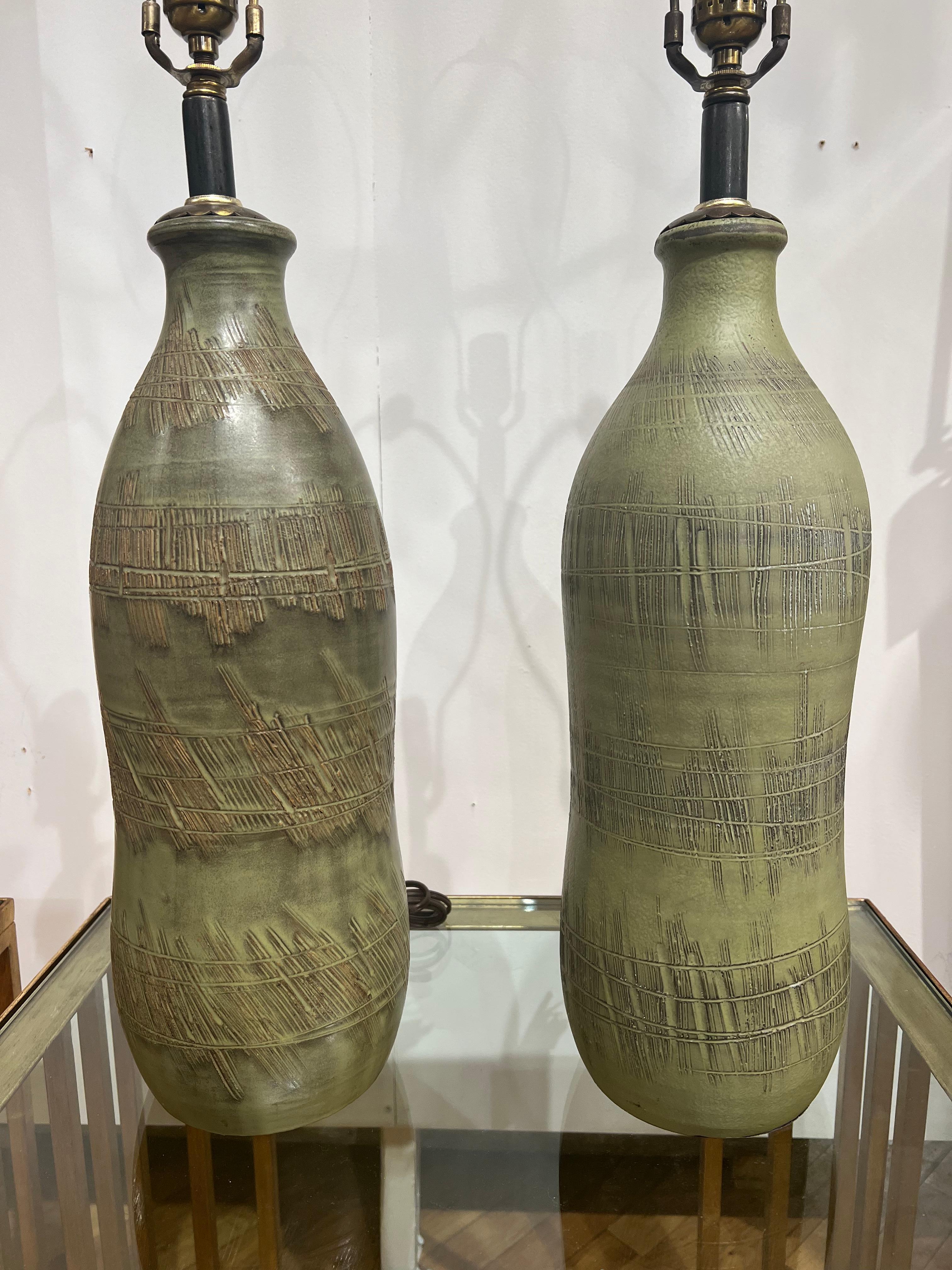 Zwei Keramik-Tischlampen aus der Mitte des Jahrhunderts, entworfen von Bitossi. Hergestellt in Italien. 
