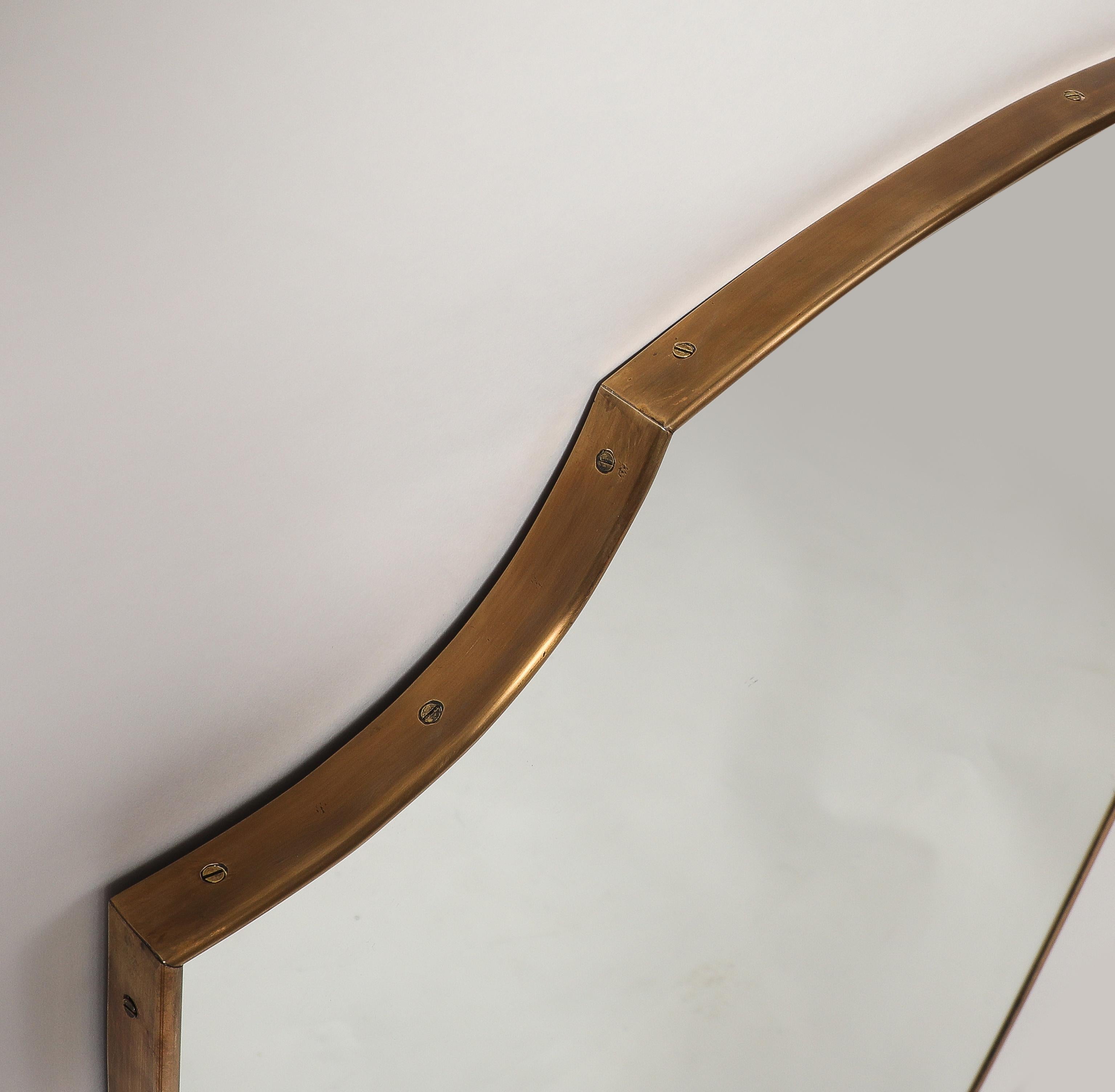 Paire de miroirs en laiton en forme de bouclier, Italie du milieu du siècle dernier, années 1950 en vente 7