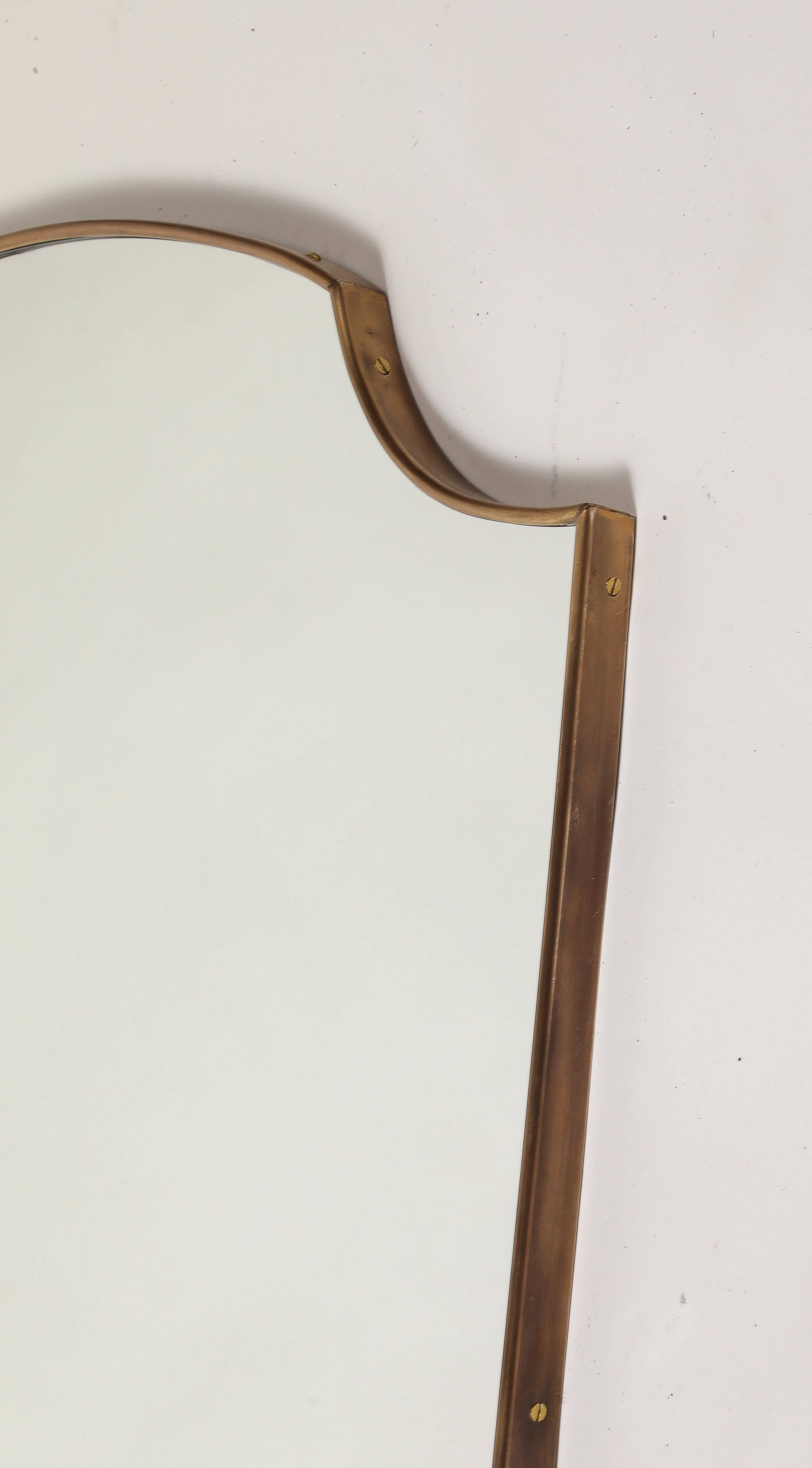 Paire de miroirs en laiton en forme de bouclier, Italie du milieu du siècle dernier, années 1950 en vente 8