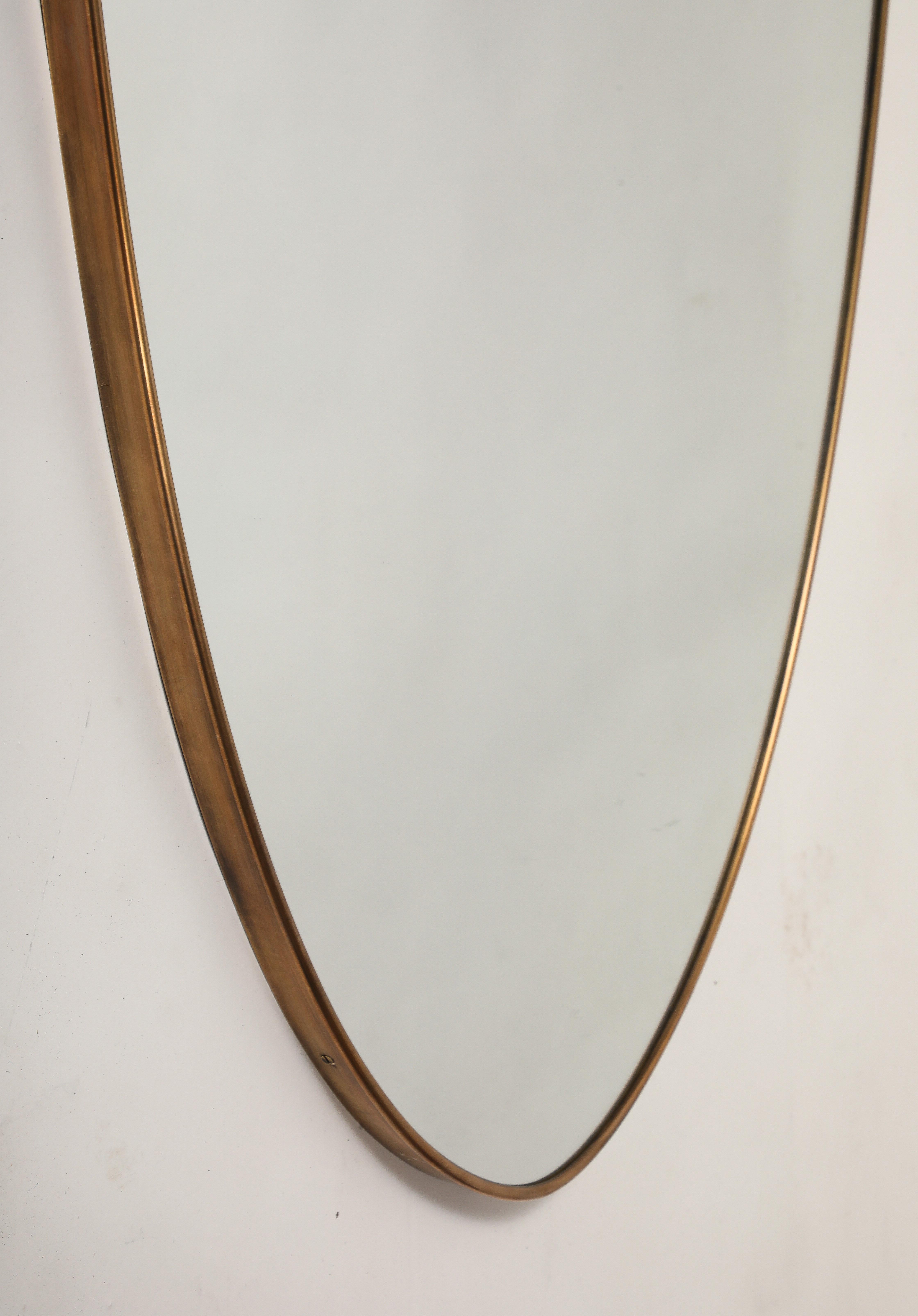 Paire de miroirs en laiton en forme de bouclier, Italie du milieu du siècle dernier, années 1950 en vente 11