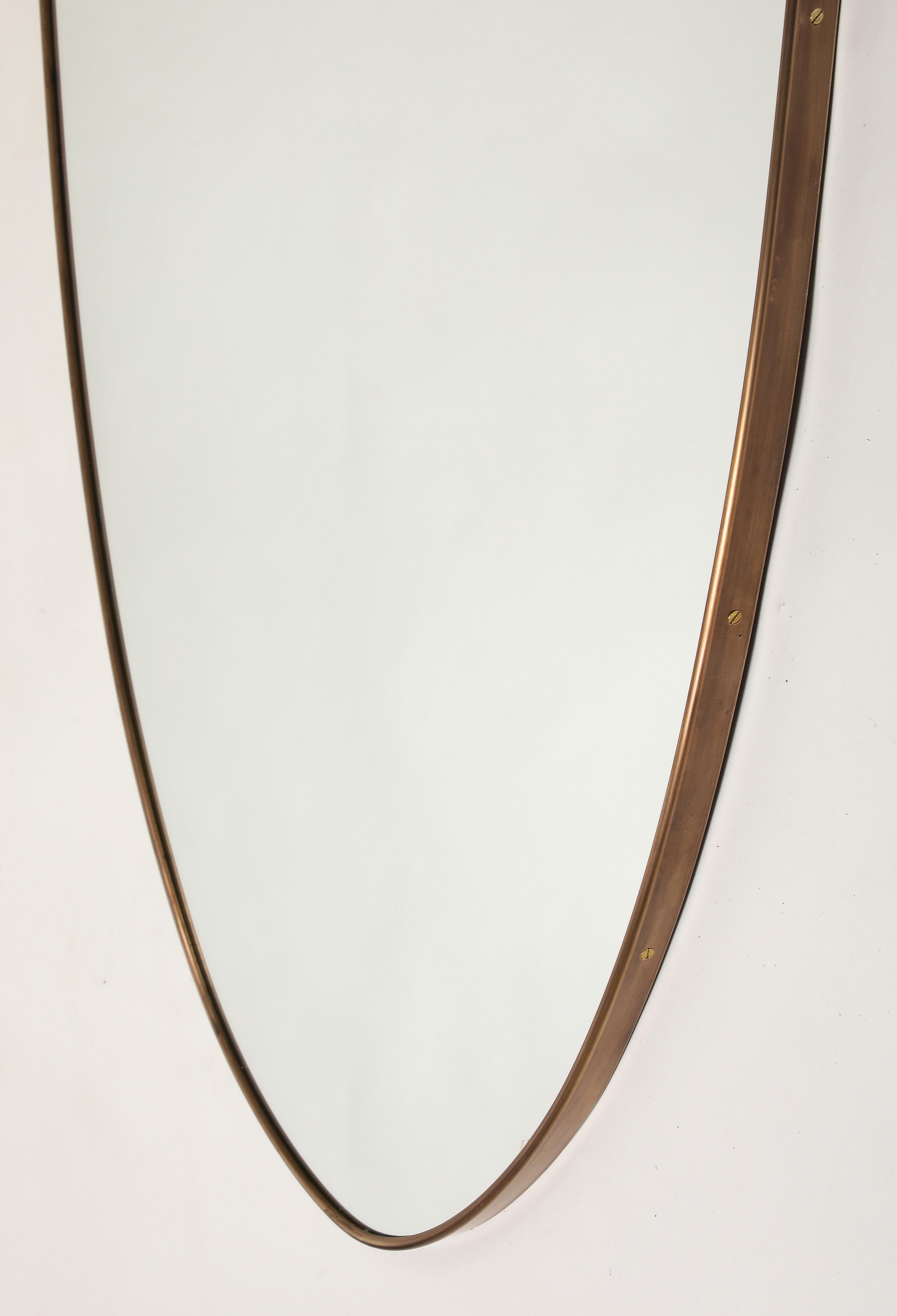 Paire de miroirs en laiton en forme de bouclier, Italie du milieu du siècle dernier, années 1950 en vente 12