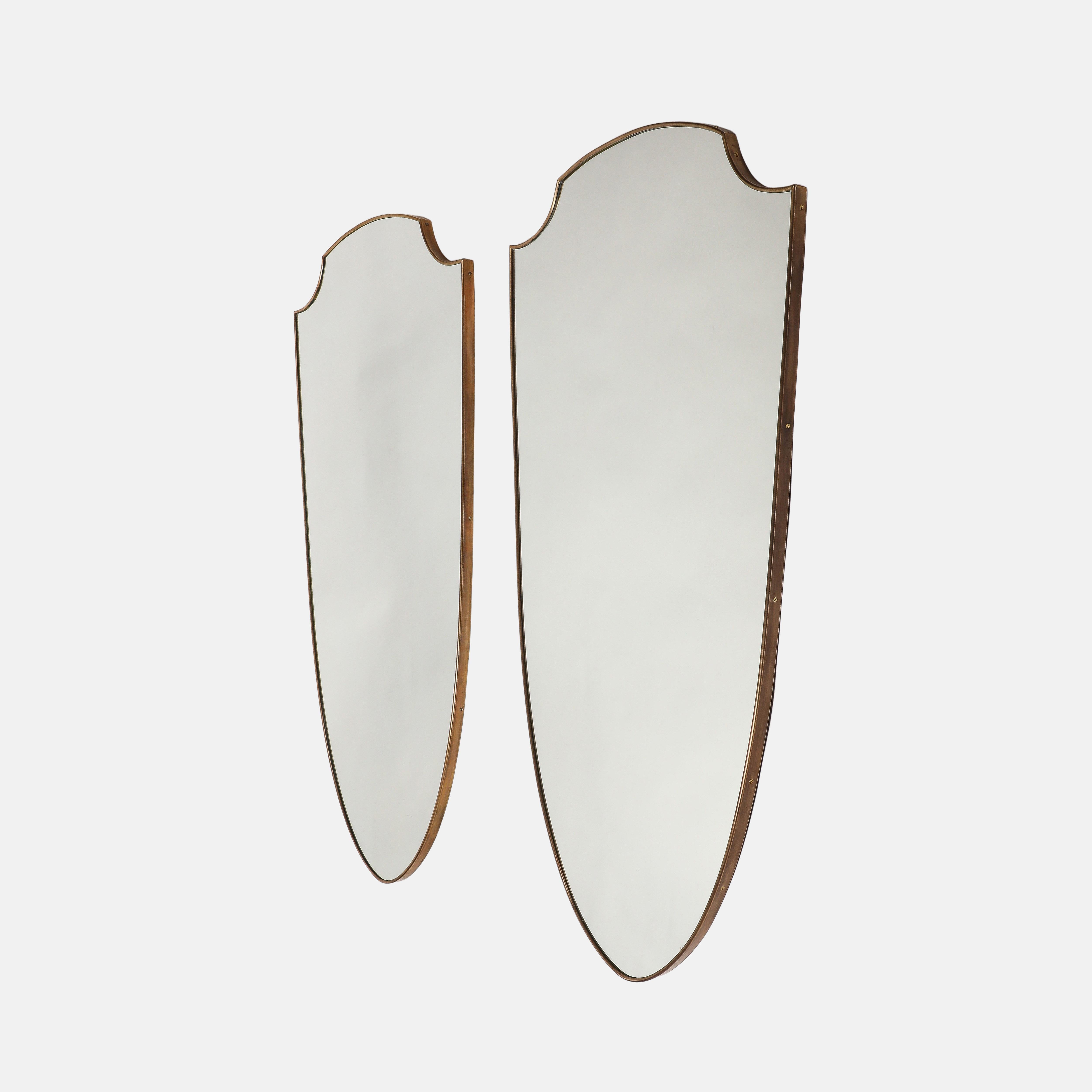 Mid-Century Modern Paire de miroirs en laiton en forme de bouclier, Italie du milieu du siècle dernier, années 1950 en vente