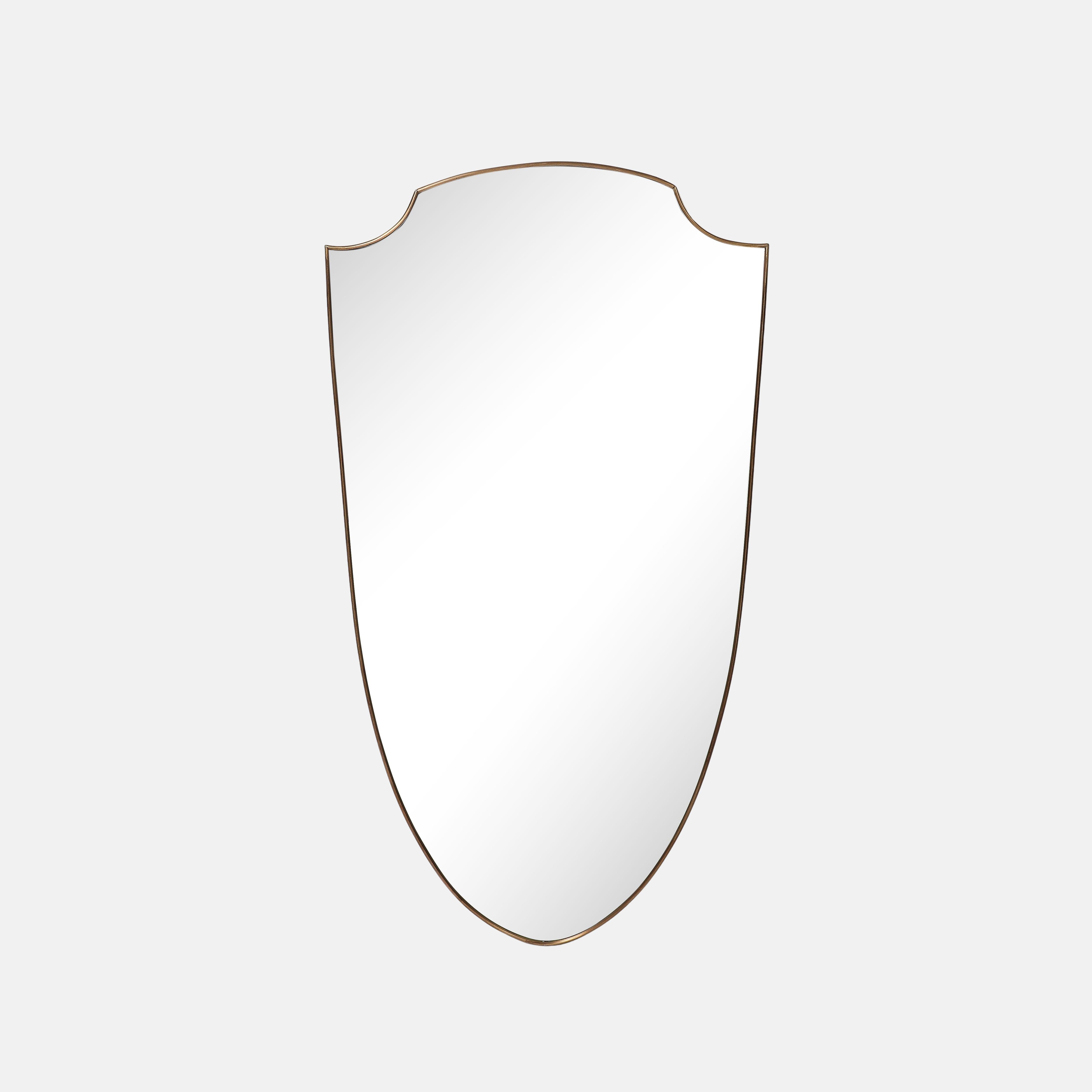 italien Paire de miroirs en laiton en forme de bouclier, Italie du milieu du siècle dernier, années 1950 en vente