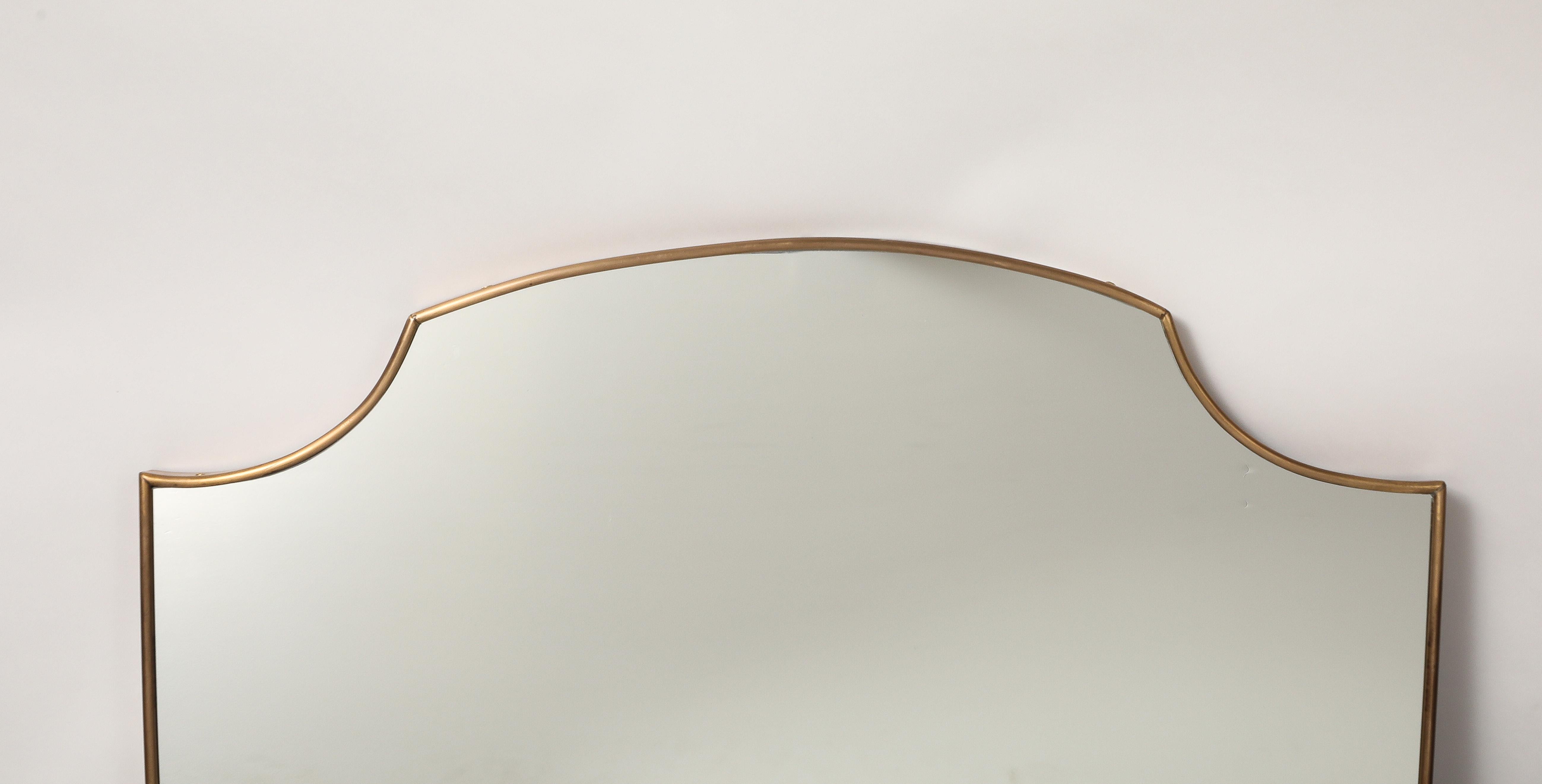 italien Paire de miroirs en laiton en forme de bouclier, Italie du milieu du siècle dernier, années 1950 en vente