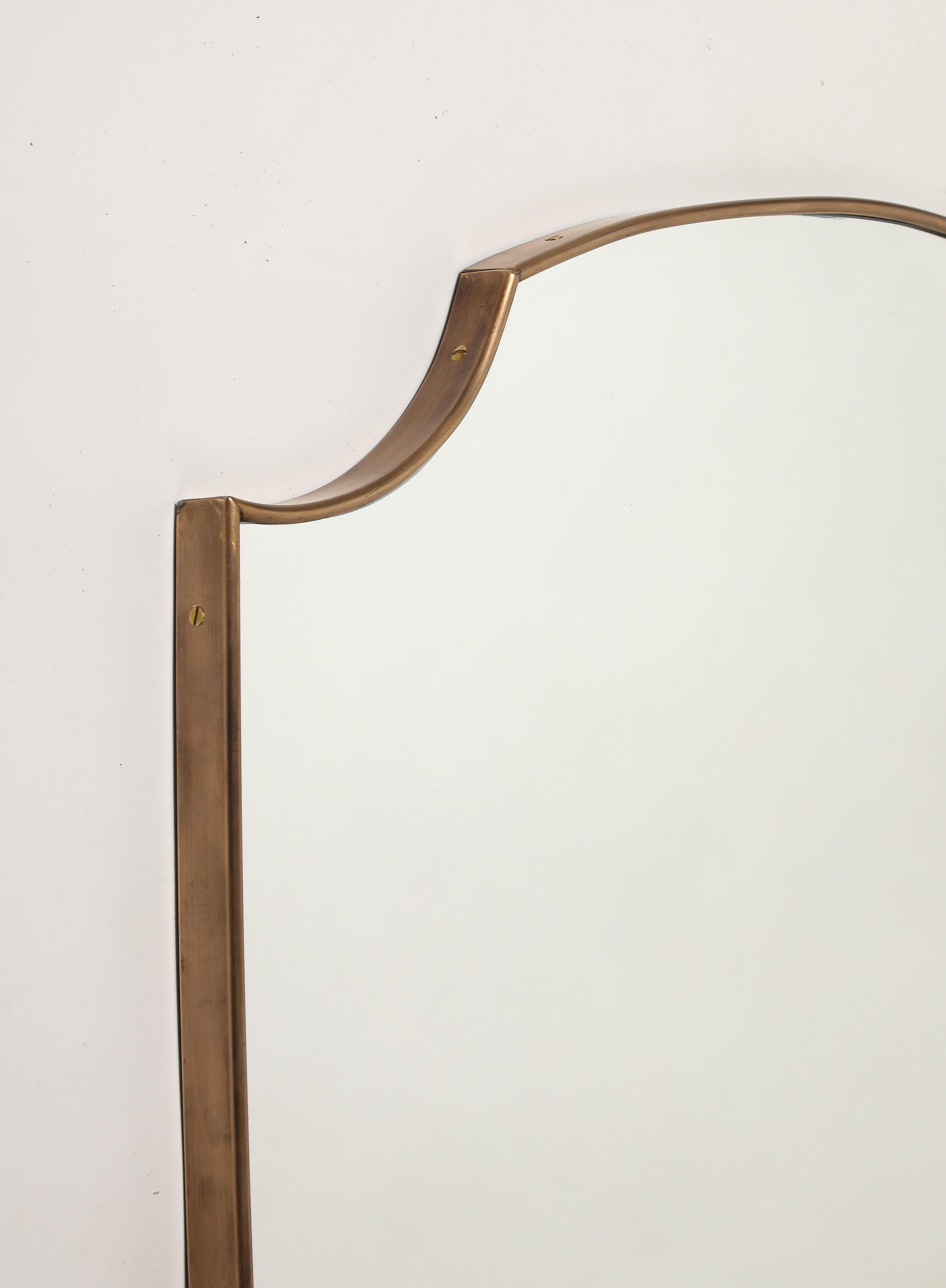 Paire de miroirs en laiton en forme de bouclier, Italie du milieu du siècle dernier, années 1950 Bon état - En vente à New York, NY