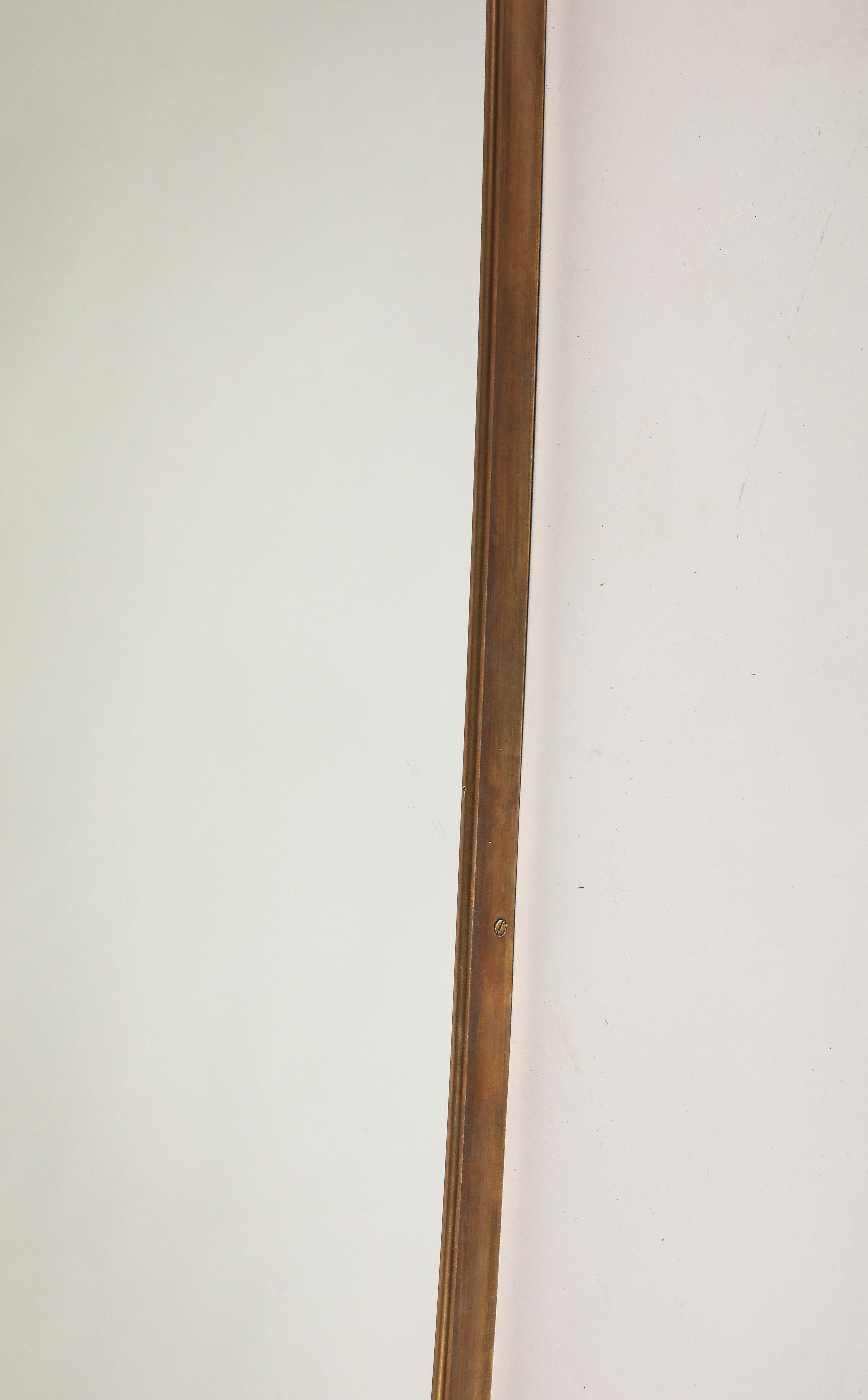 Laiton Paire de miroirs en laiton en forme de bouclier, Italie du milieu du siècle dernier, années 1950 en vente