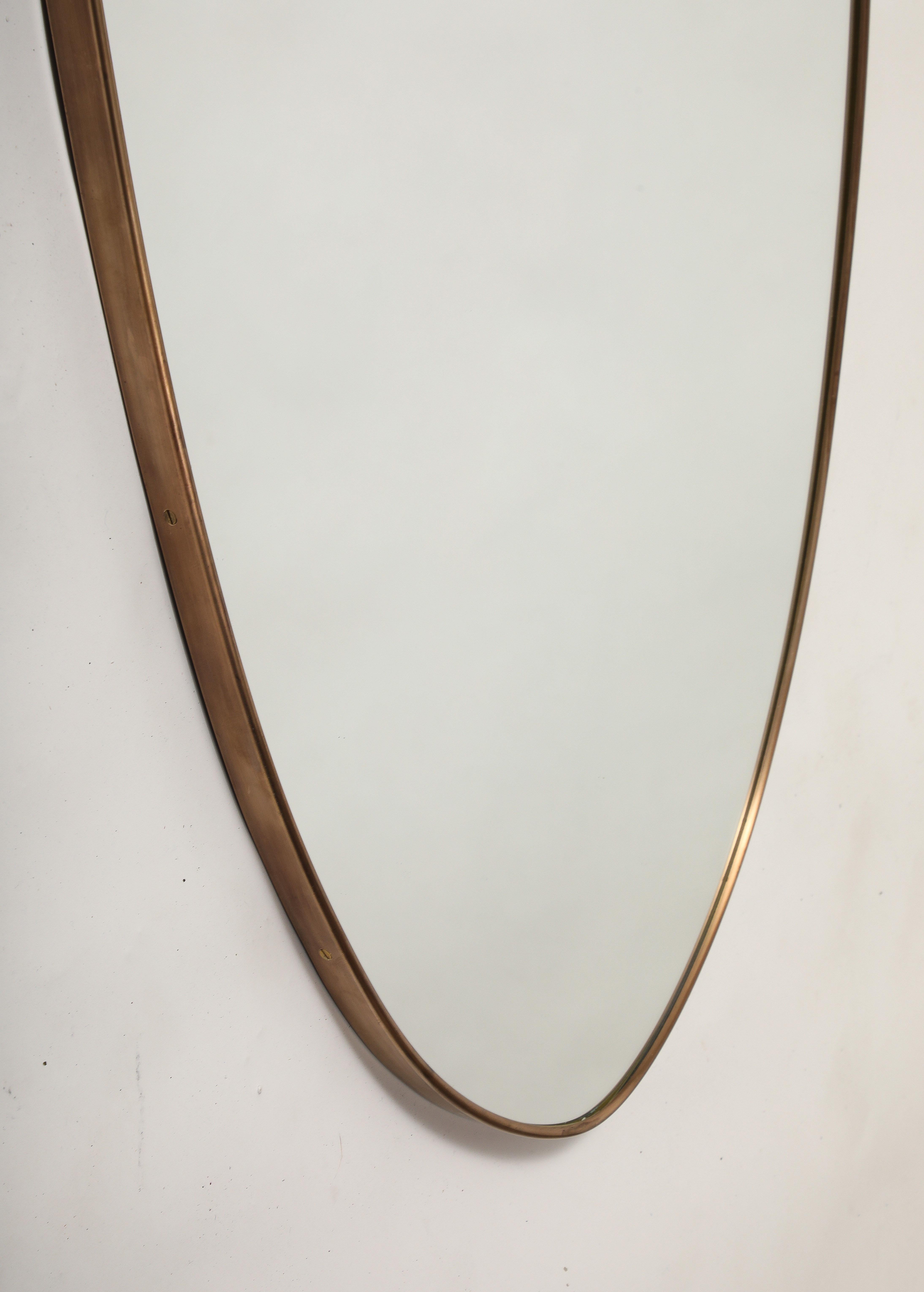 Paire de miroirs en laiton en forme de bouclier, Italie du milieu du siècle dernier, années 1950 en vente 1