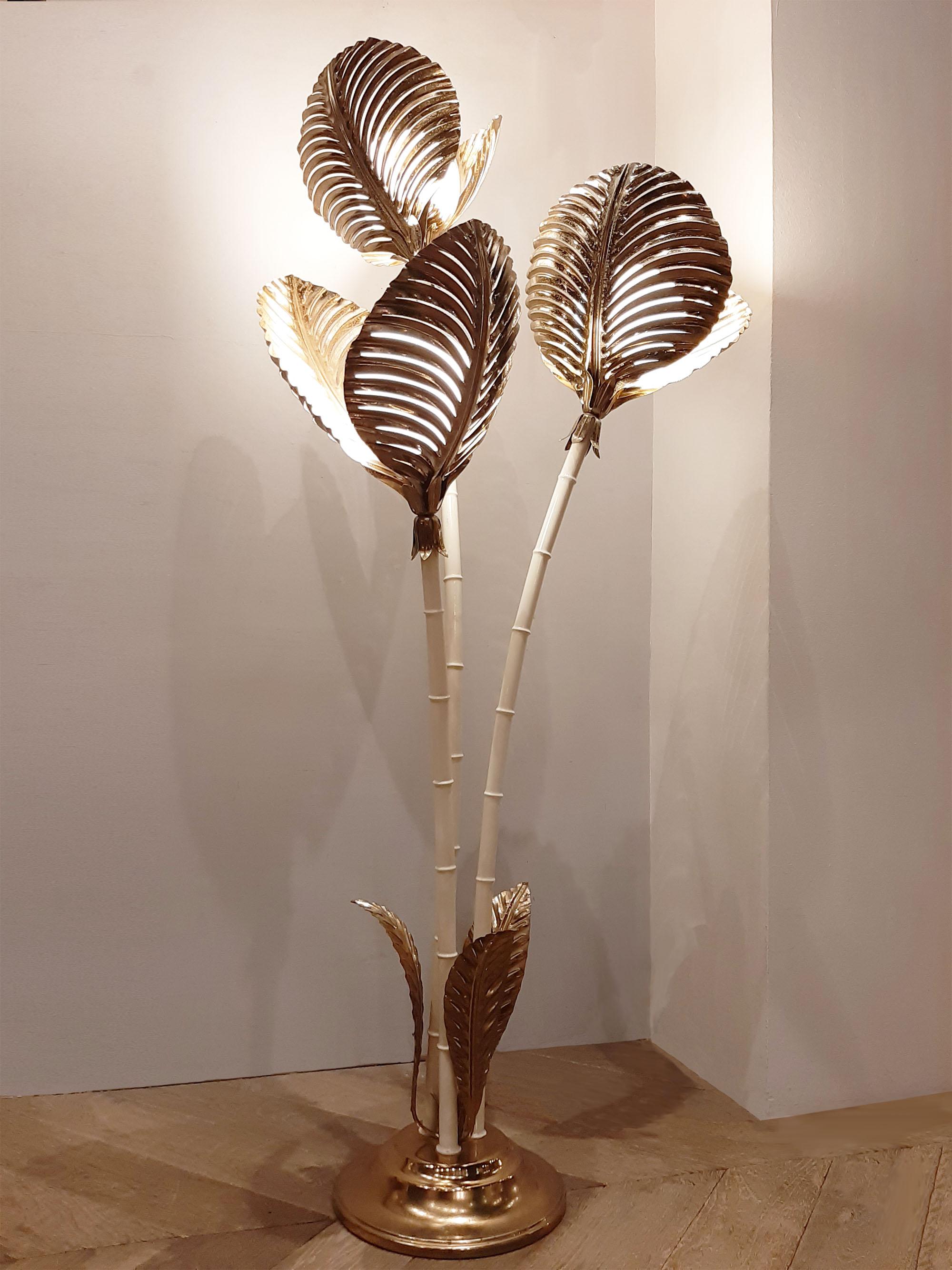 Fabulous brass palm tree floor lamp attributed to Sergio Terzani, 1970s, Florence, Italy.
Crafted from metal, lacquered in white with a glamorous brass finish of the leafs and foot, and 3-light bulbs of matted opaline glass.
This very decorative